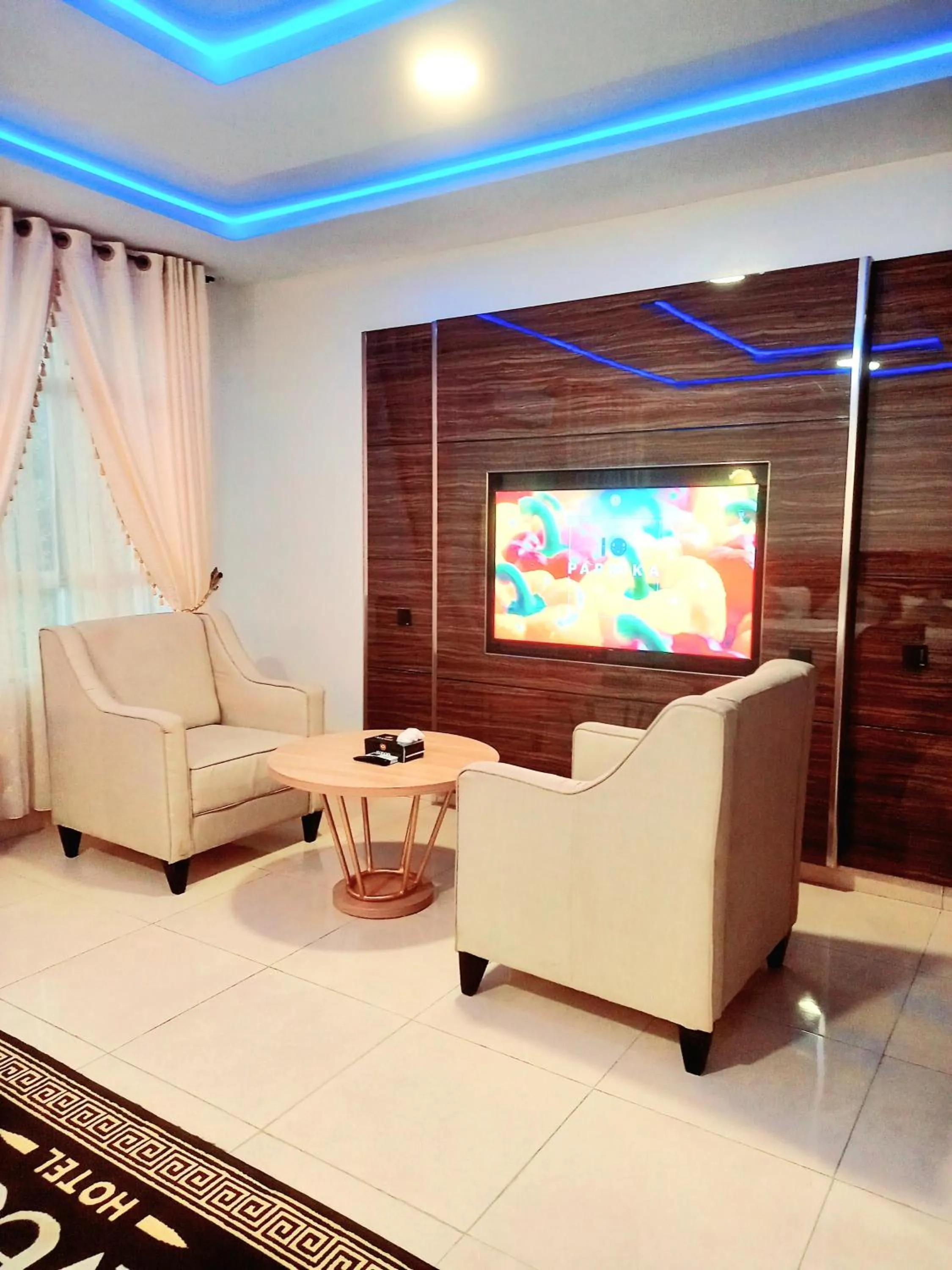 Communal lounge/ TV room in Aveon Hotel