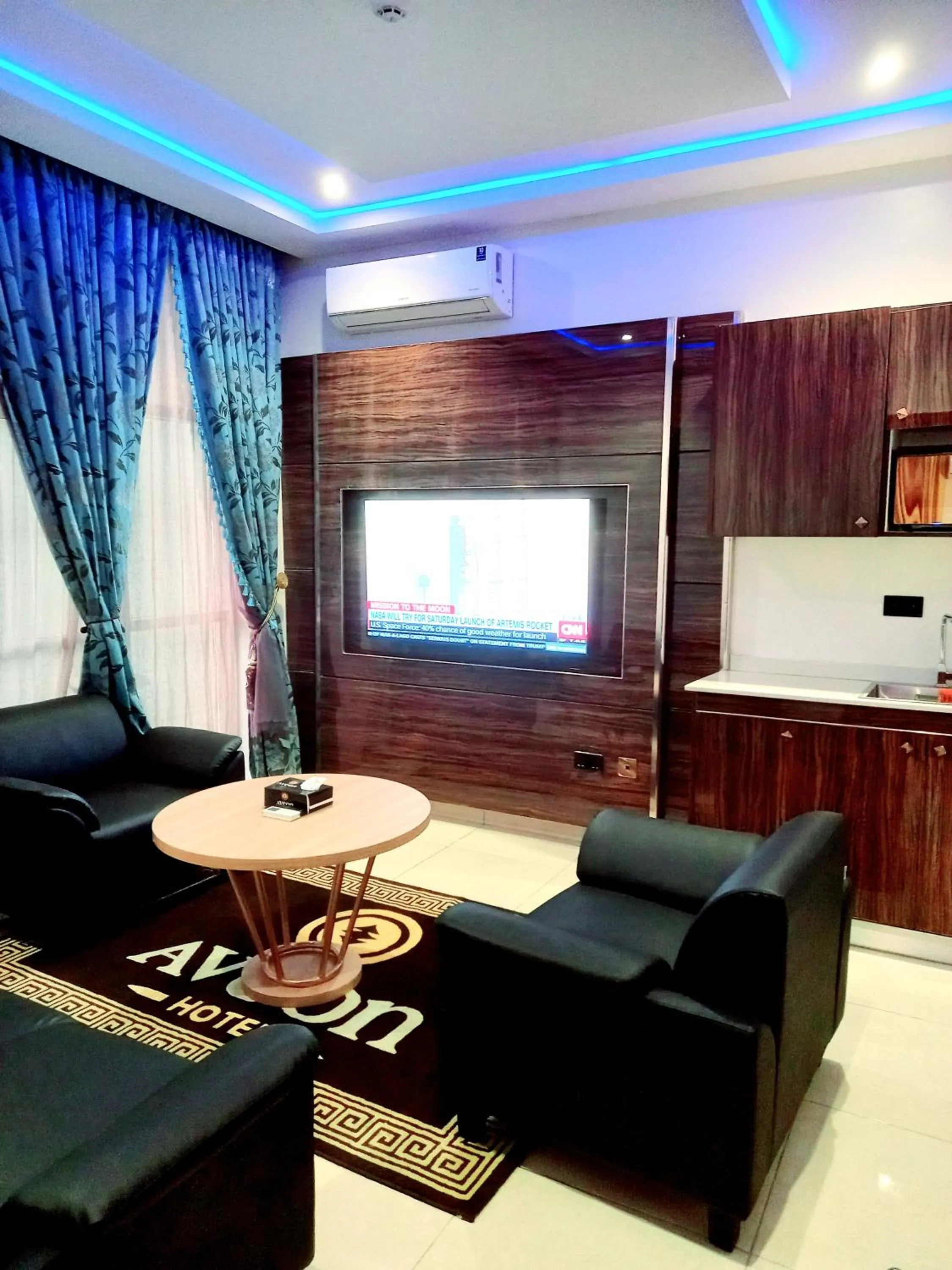 Communal lounge/ TV room in Aveon Hotel