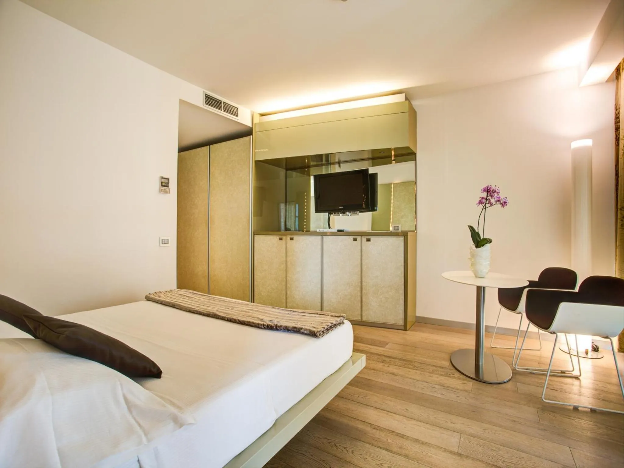 Photo of the whole room, Bed in Hotel Premier & Suites - Premier Resort