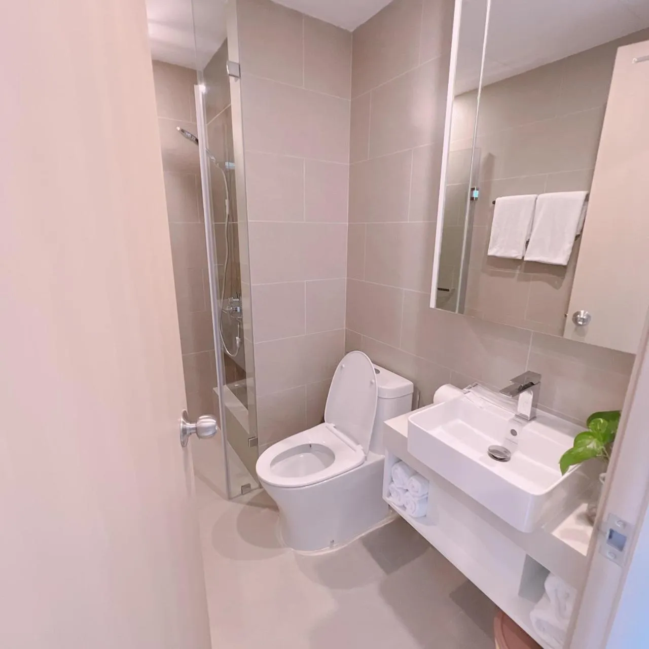 Shower in THE SÓNG CONDOTEL APARTMENT VŨNG TÀU