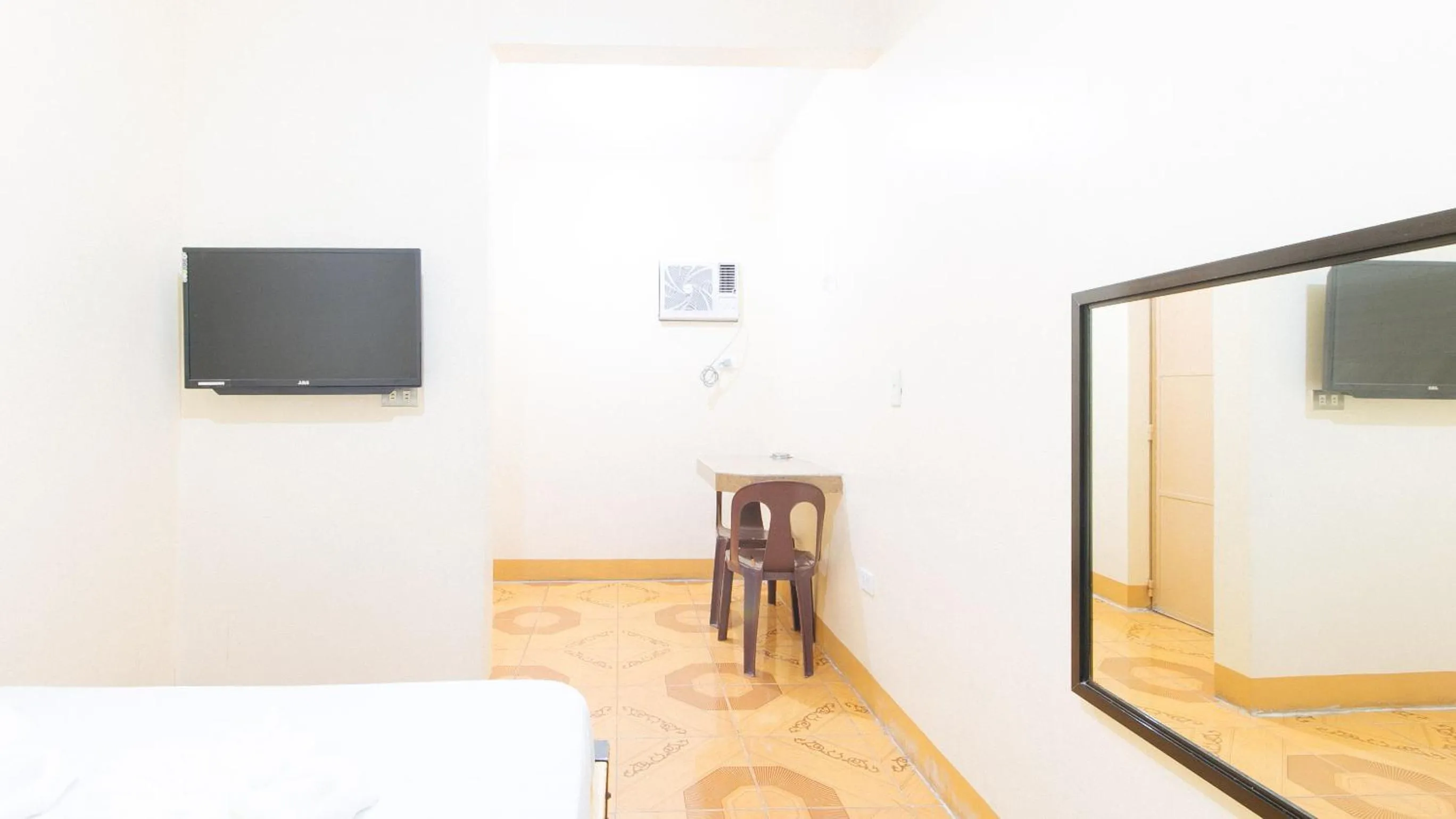 TV and multimedia, Bed in Golden Sunrise Hotel I by RedDoorz