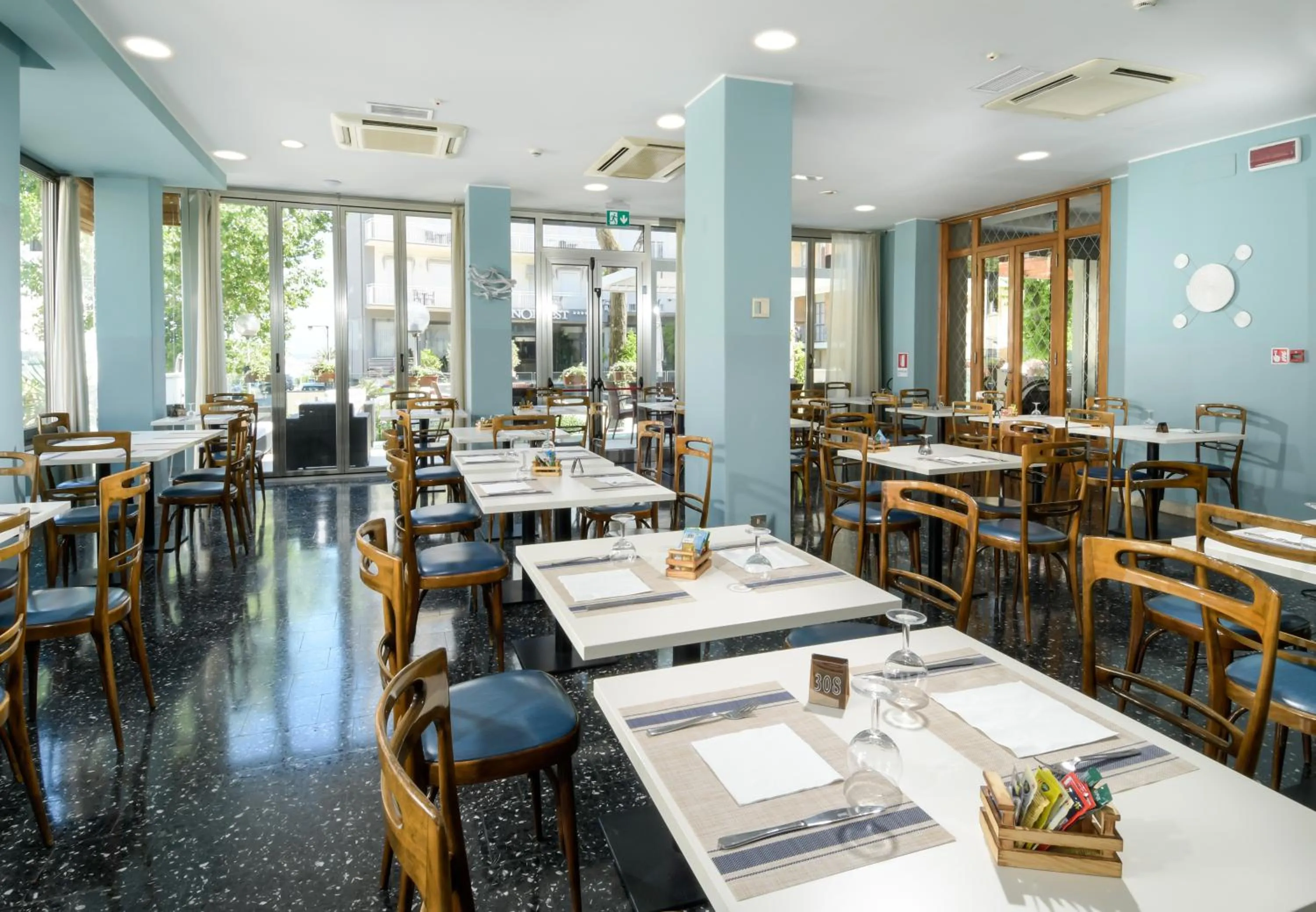 Restaurant/places to eat in Hotel Boston