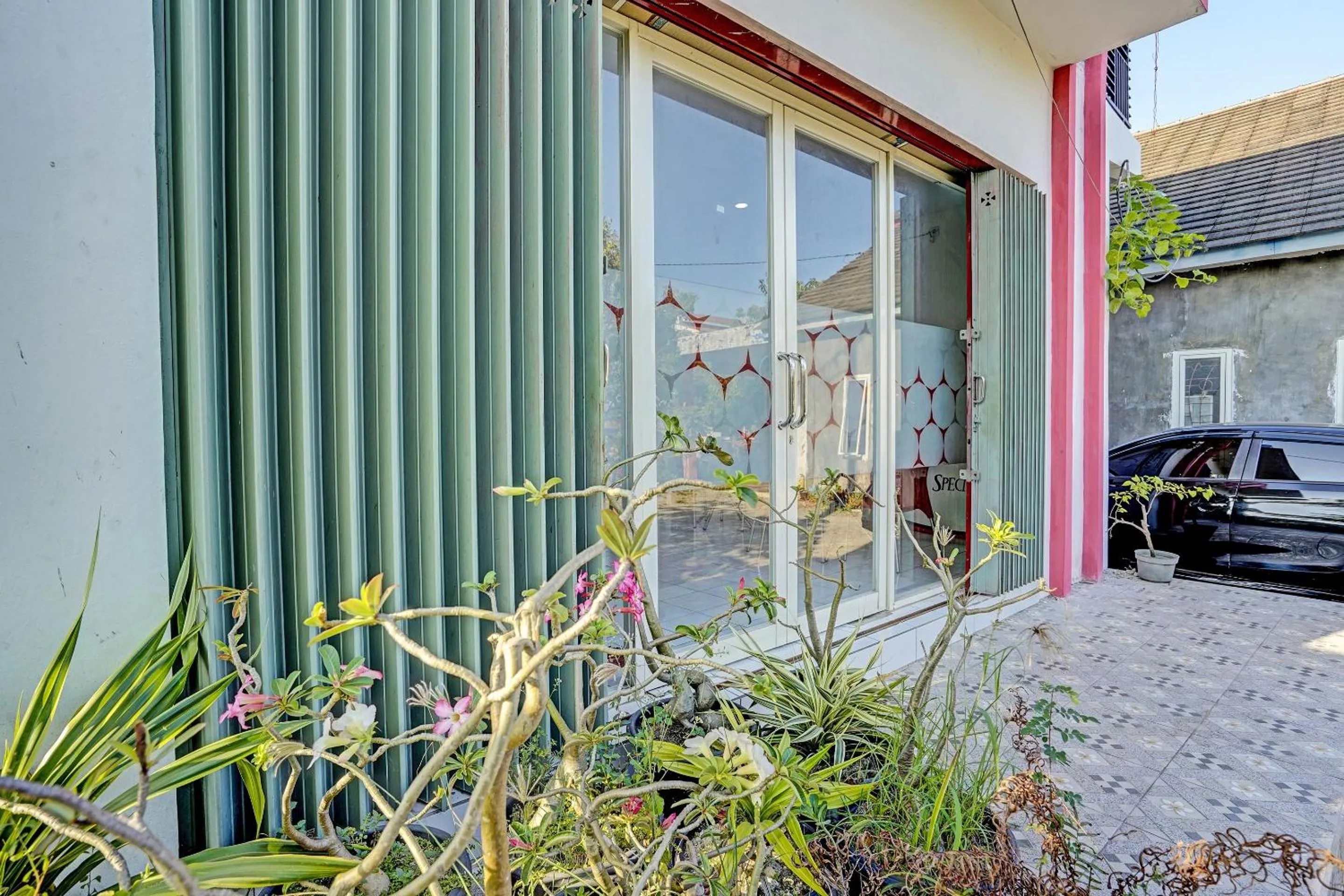 Facade/entrance in OYO LIFE 91594 Bungah Residence Syariah