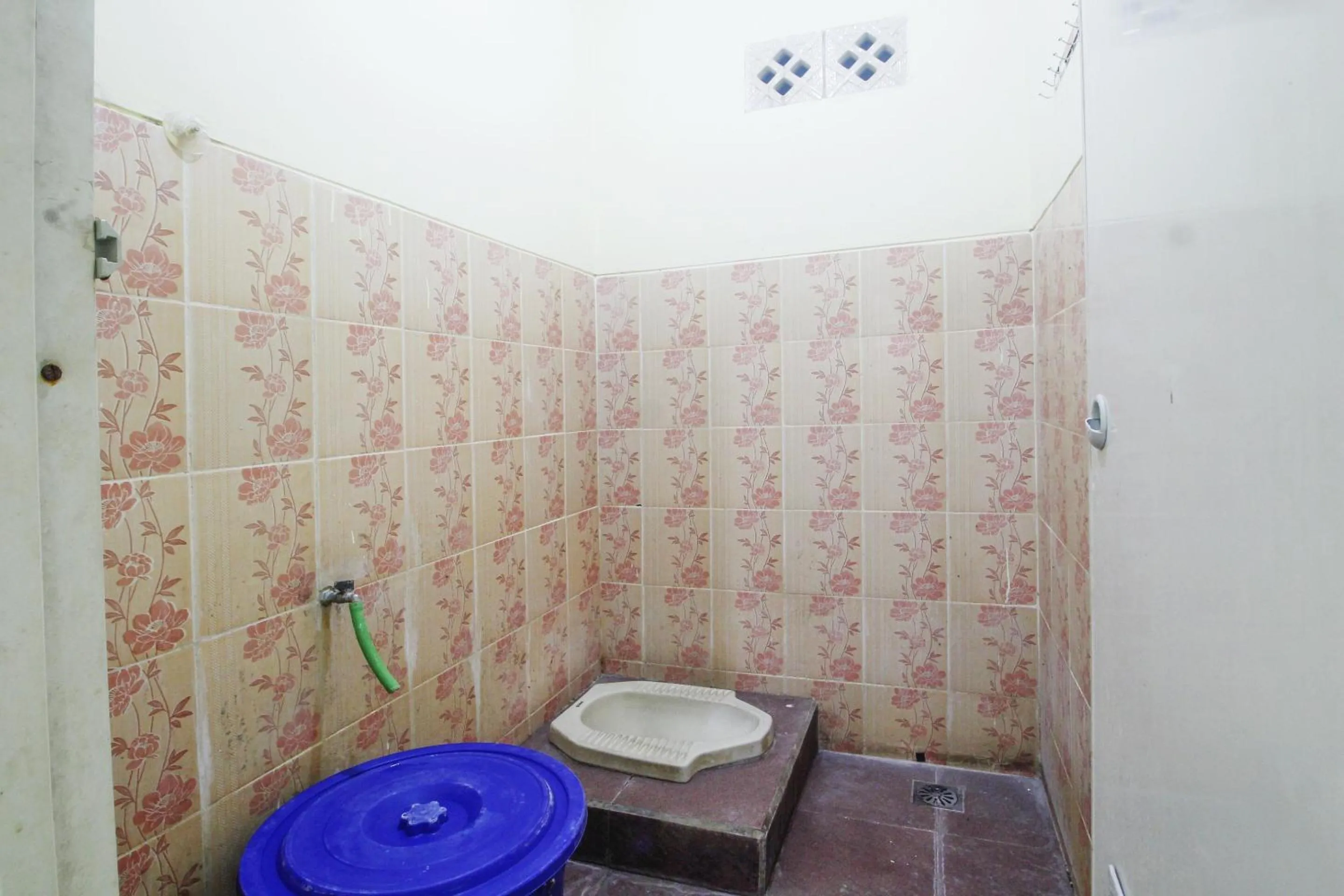 Bathroom in OYO Life 91606 Nadin Guest House Syariah