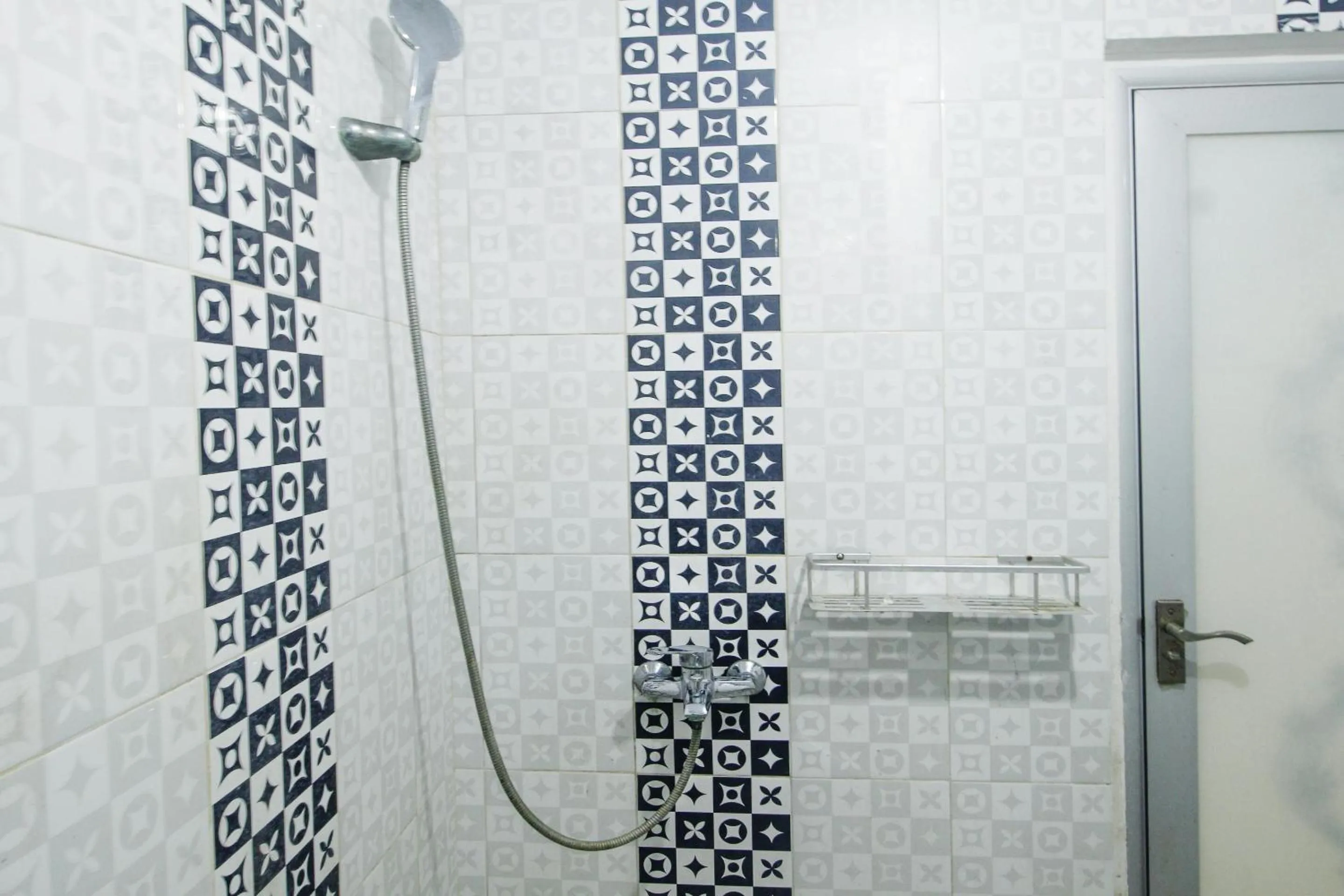 Bathroom in OYO Life 91606 Nadin Guest House Syariah