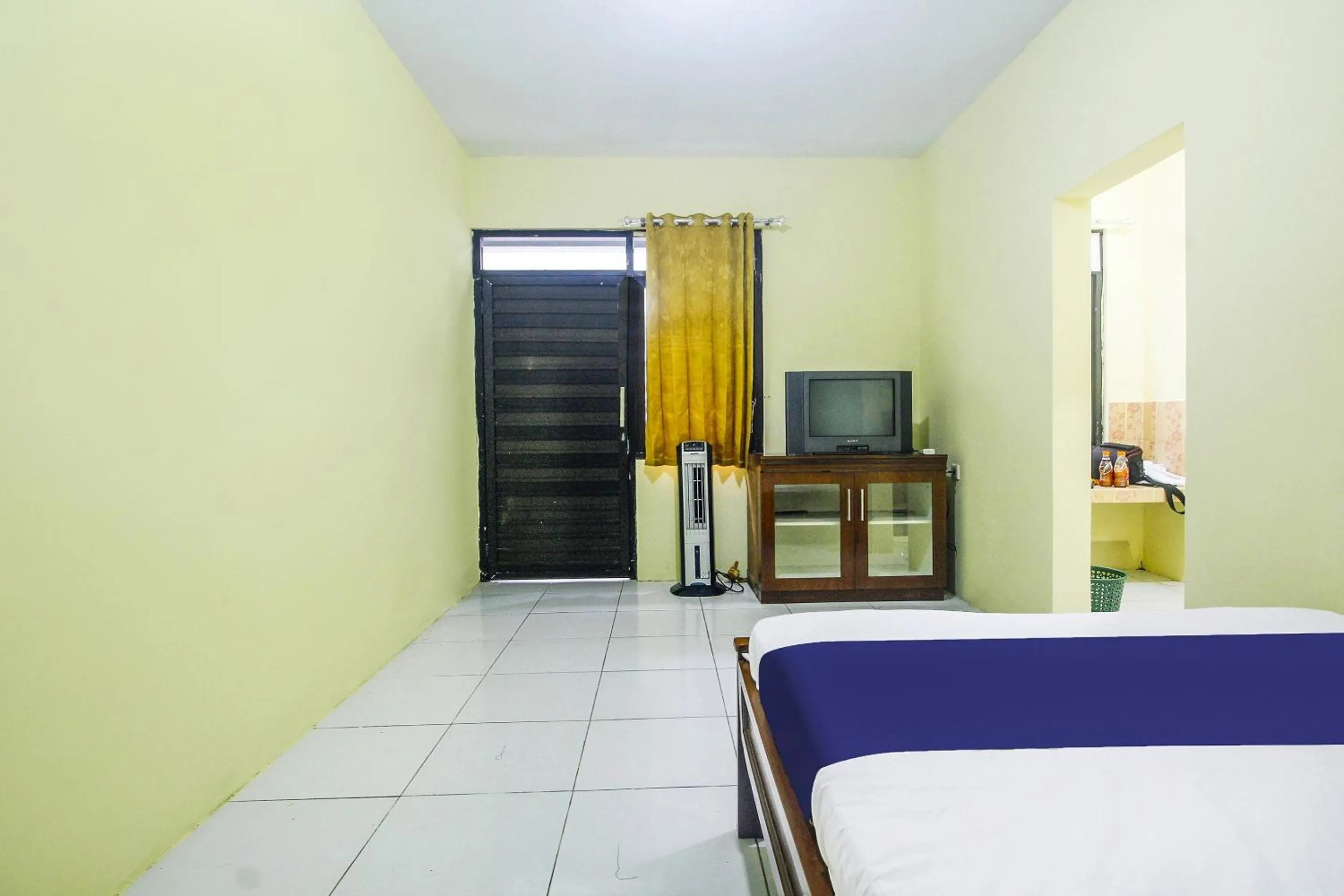 Bedroom, Bed in OYO Life 91606 Nadin Guest House Syariah