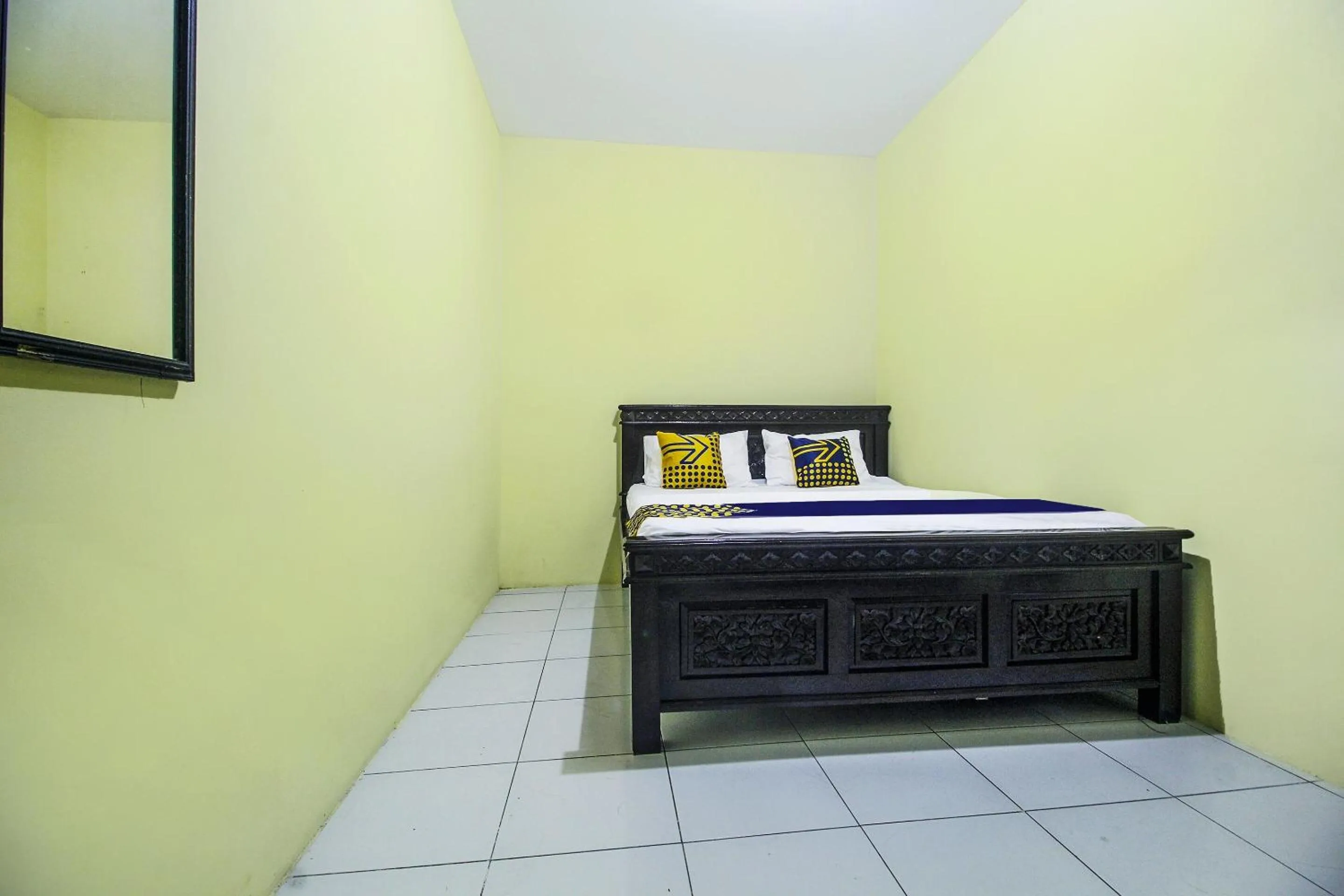 Bedroom, Bed in OYO Life 91606 Nadin Guest House Syariah
