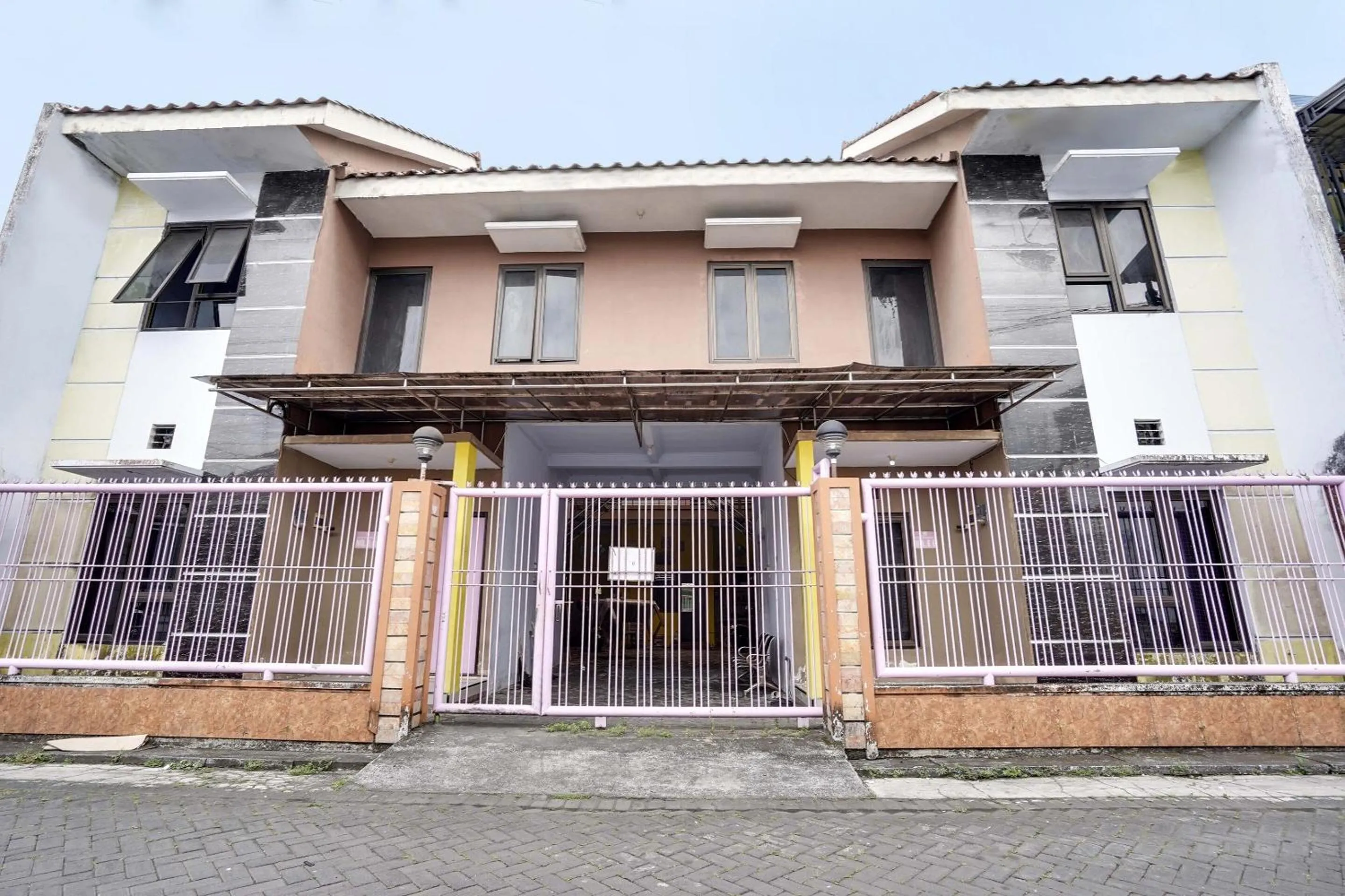Facade/entrance in OYO Life 91626 Rr Kost Putri Syariah