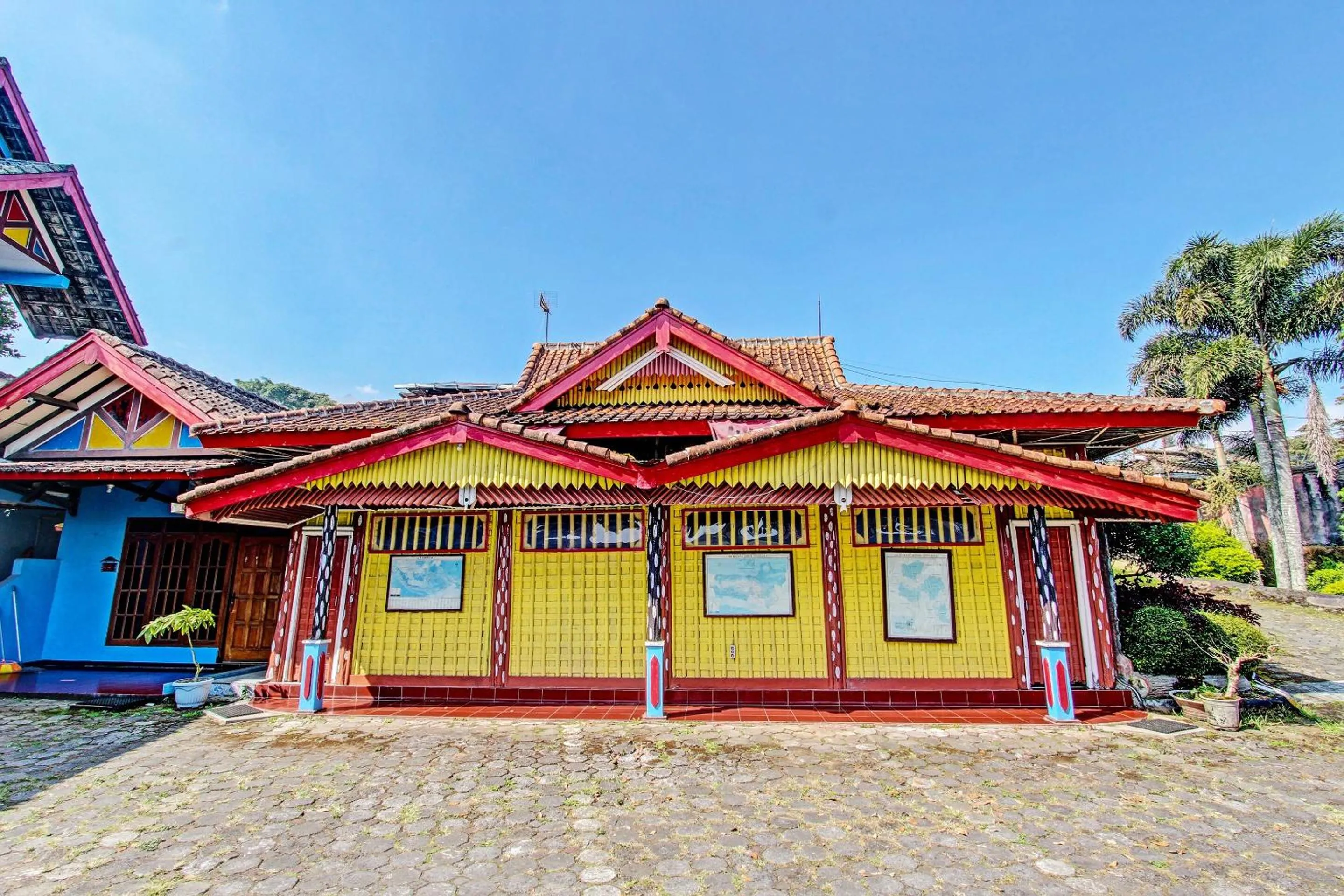 Facade/entrance in Capital O 91644 Loka Hause