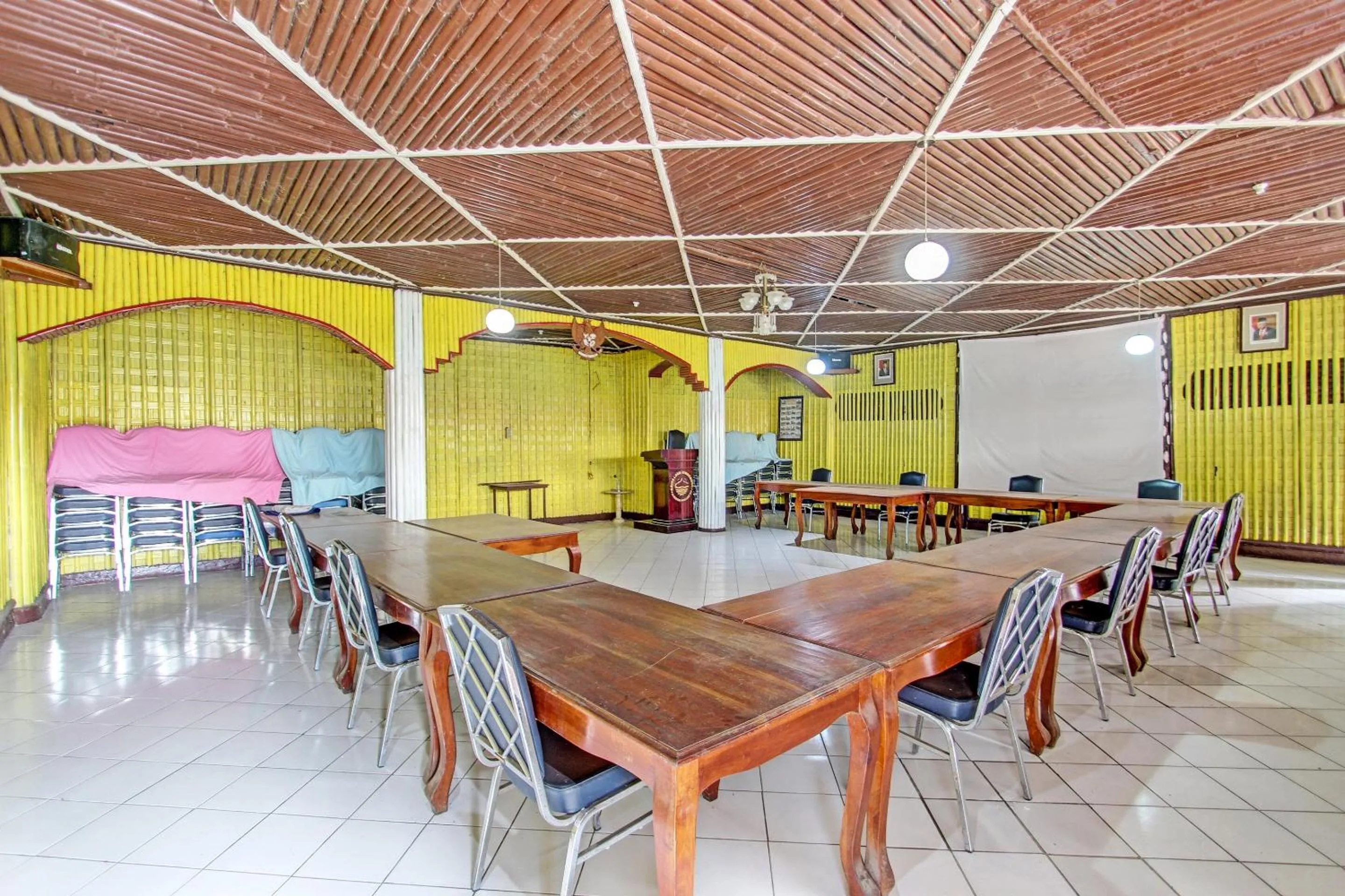 Lobby or reception in Capital O 91644 Loka Hause