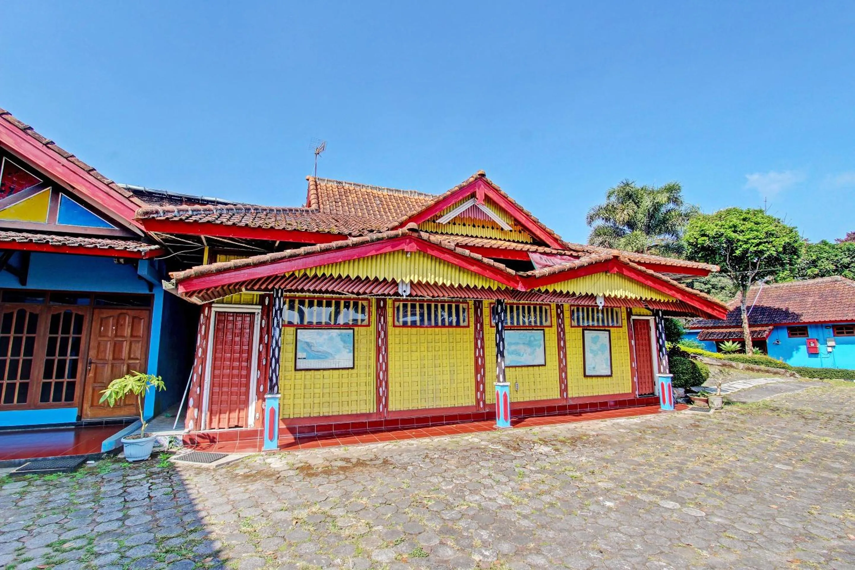 Facade/entrance in Capital O 91644 Loka Hause