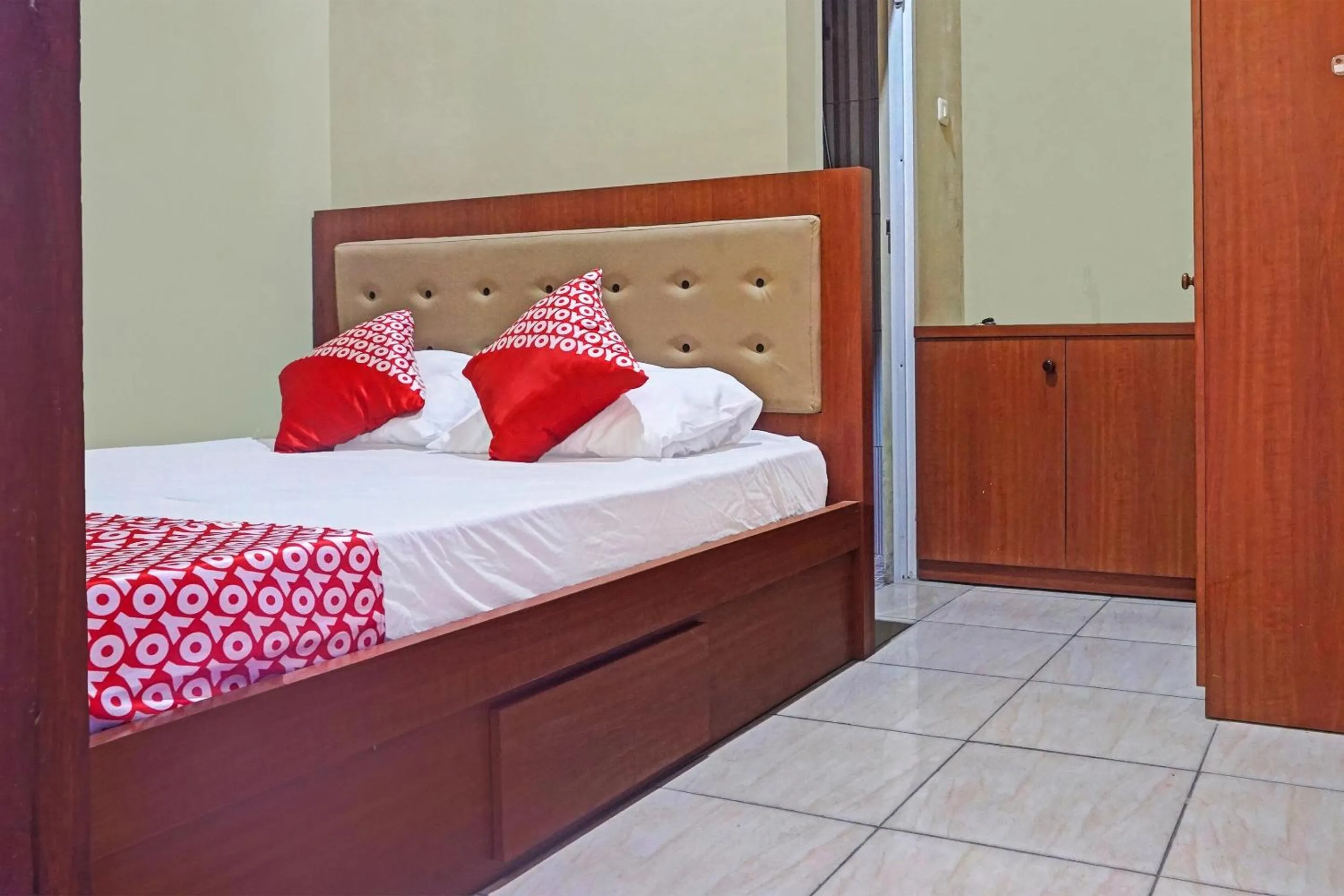 Bedroom, Bed in Hotel O Orange Homestay Makassar