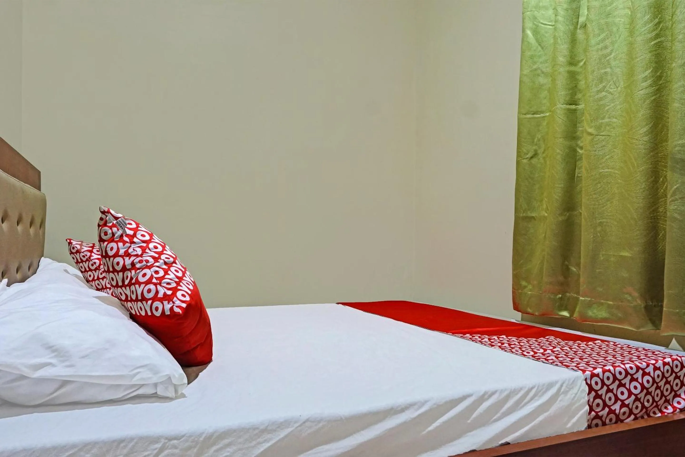 Bedroom, Bed in Hotel O Orange Homestay Makassar