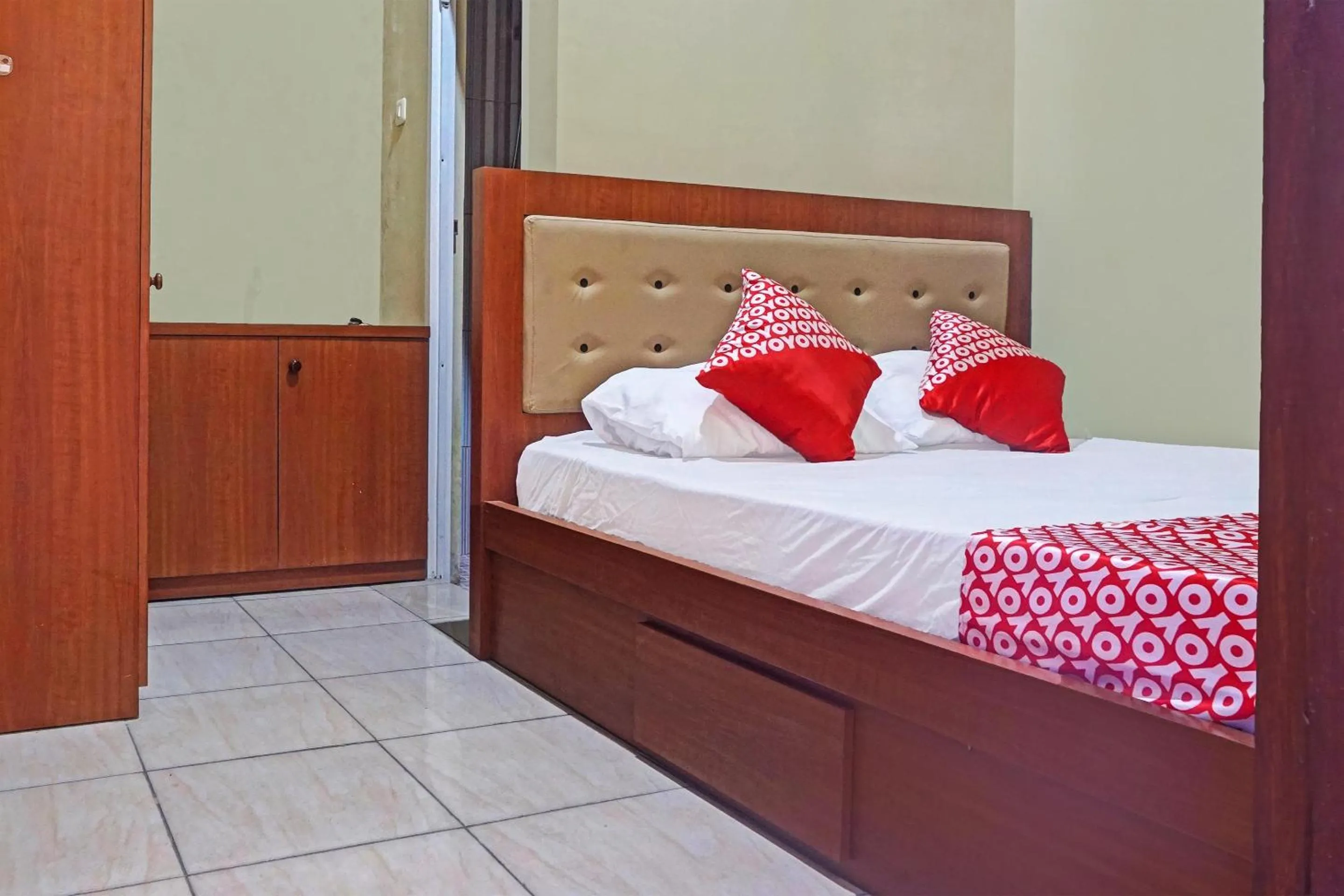 Bedroom, Bed in Hotel O Orange Homestay Makassar