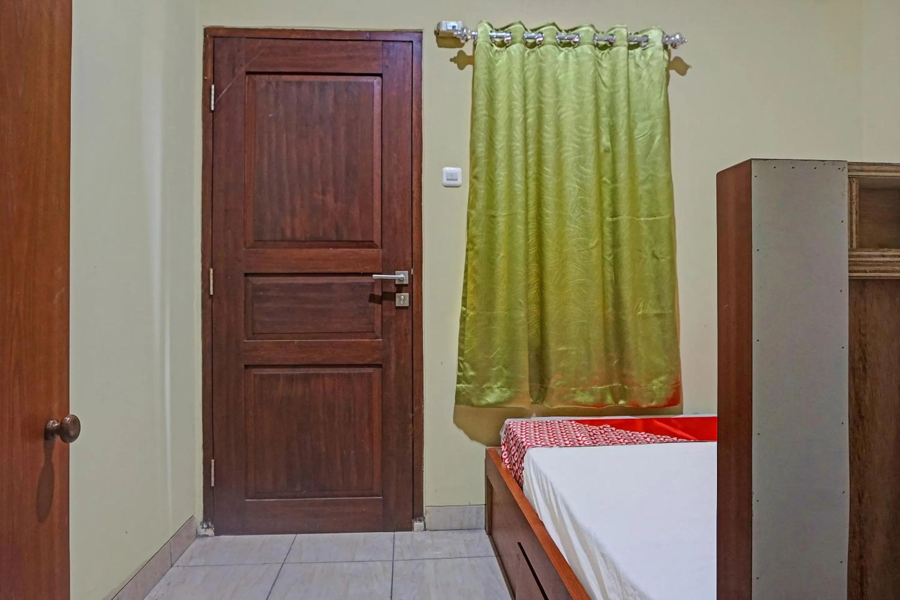 Bedroom, Bed in Hotel O Orange Homestay Makassar