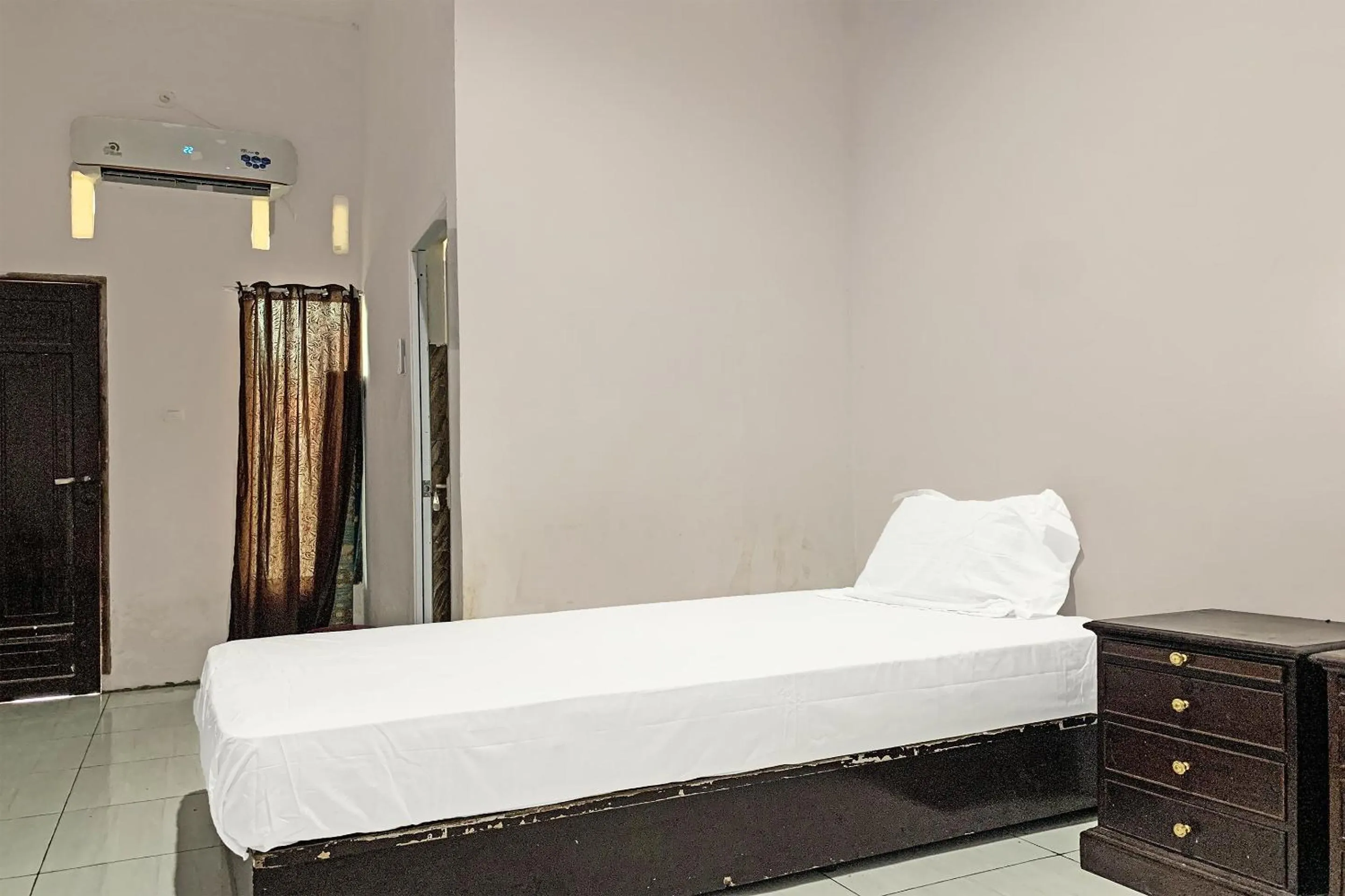 Bedroom, Bed in Hotel O Penginapan Radja Jeneponto