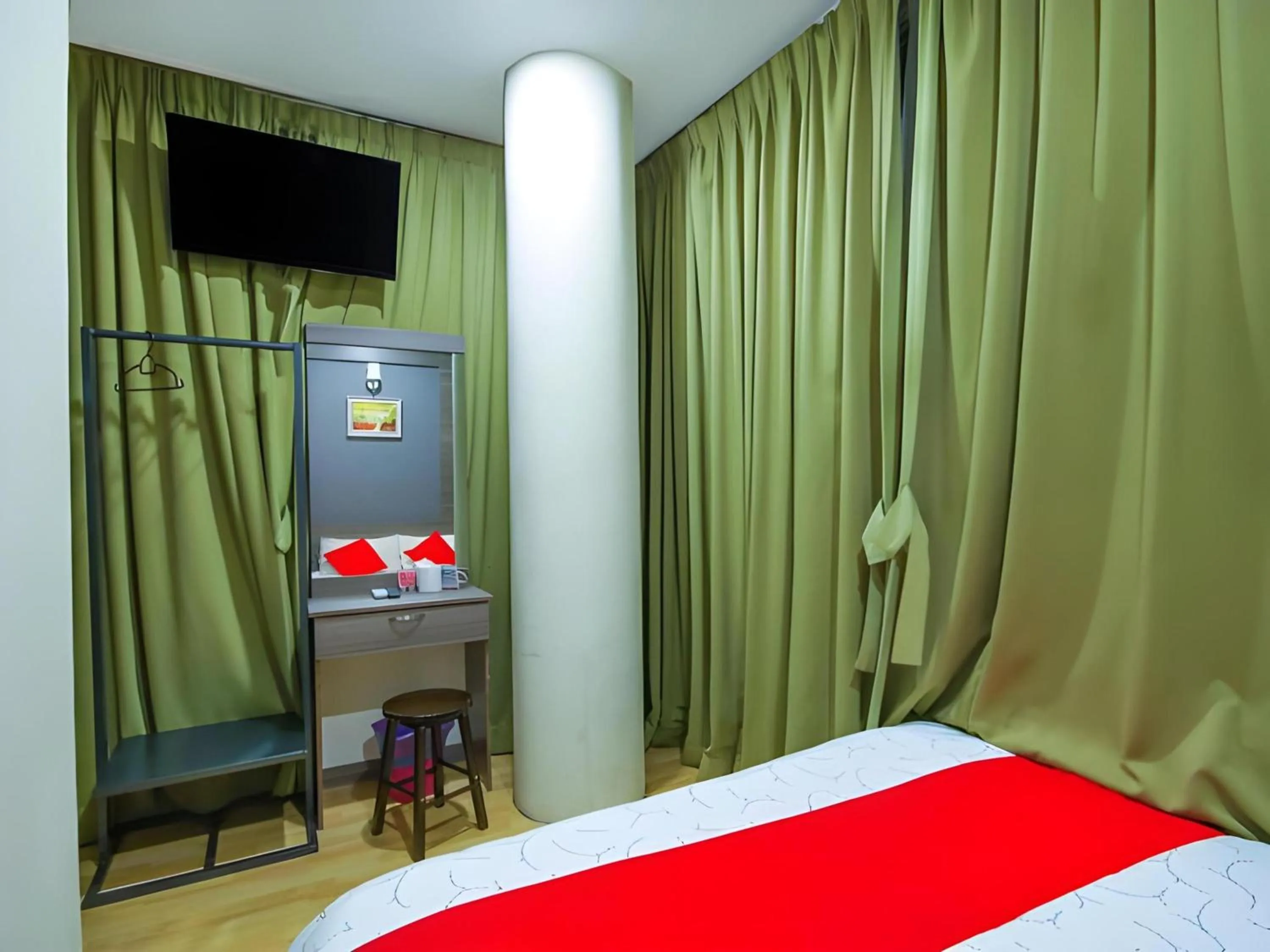 Photo of the whole room, Bed in Capital O 812 Hotel SMC Seksyen 13
