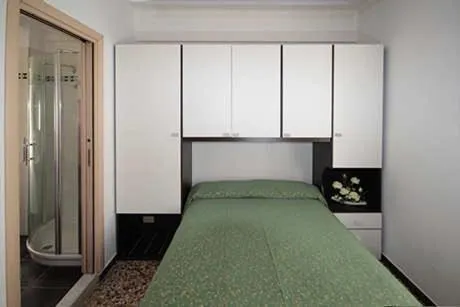 Bed in Hotel Mignon 50 MT DALLA SPIAGGIA E DALL'ISOLA PEDONALE