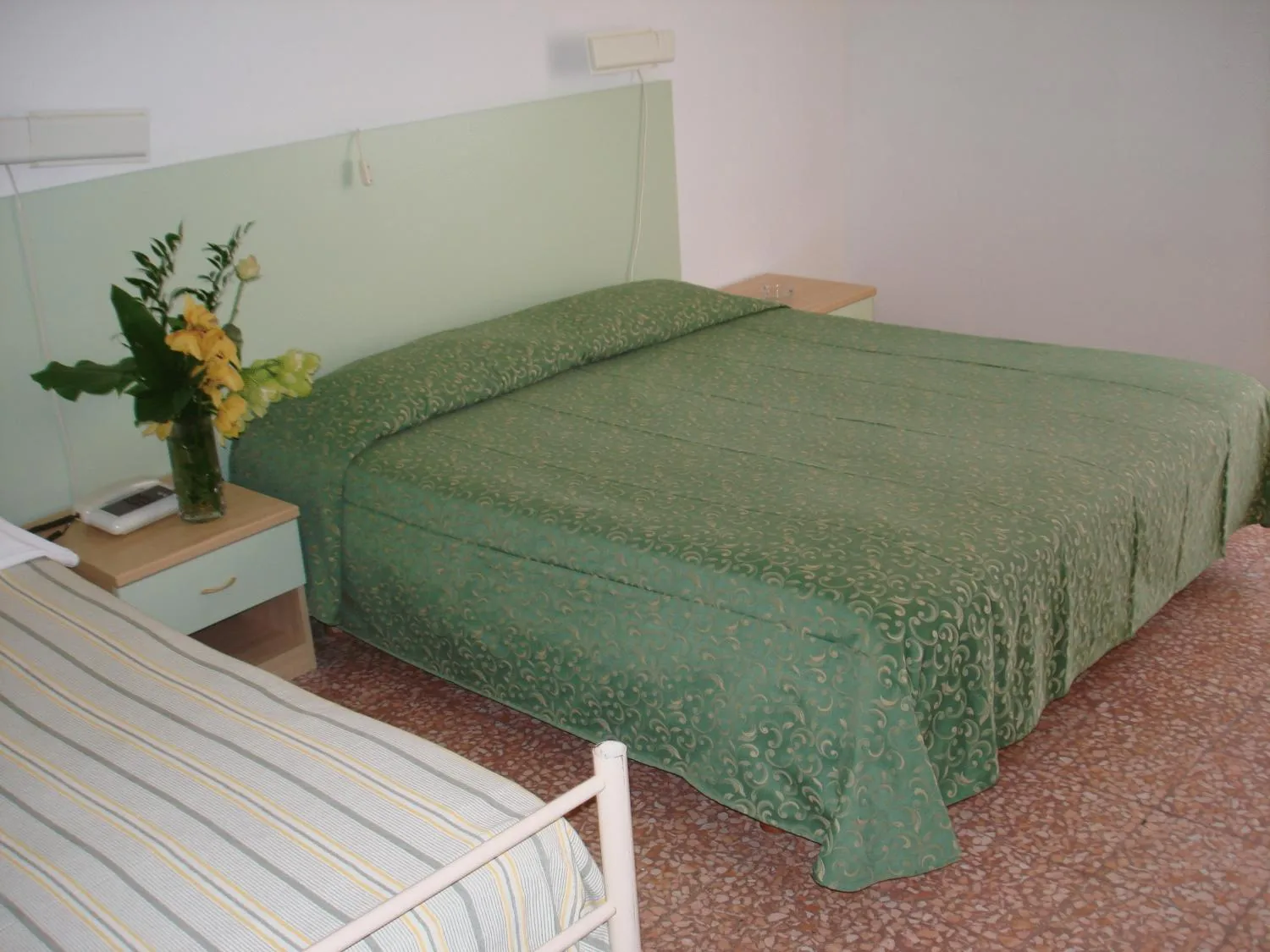 Bed in Hotel Mignon 50 MT DALLA SPIAGGIA E DALL'ISOLA PEDONALE