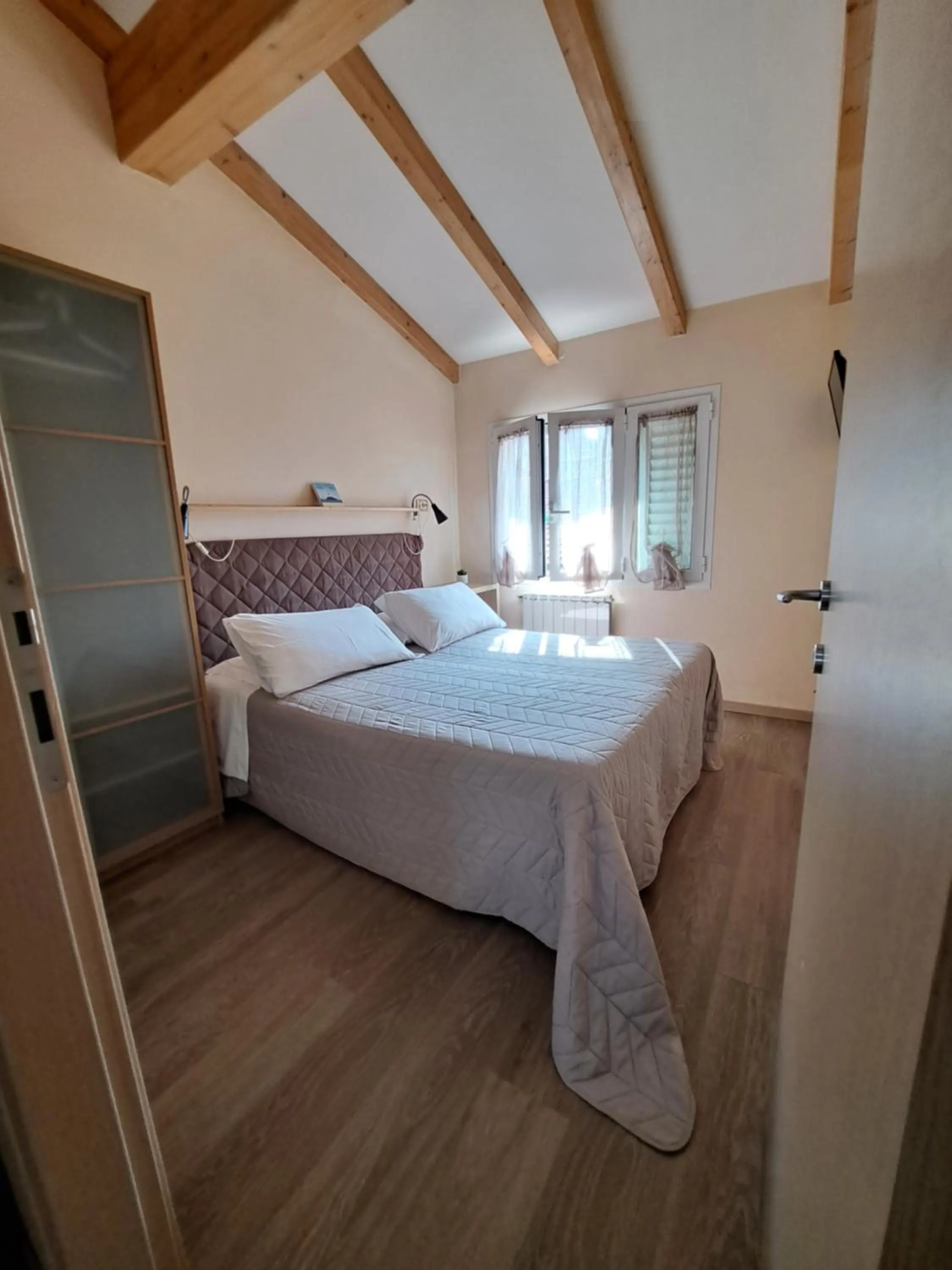 Photo of the whole room, Bed in Burlamacco Gold