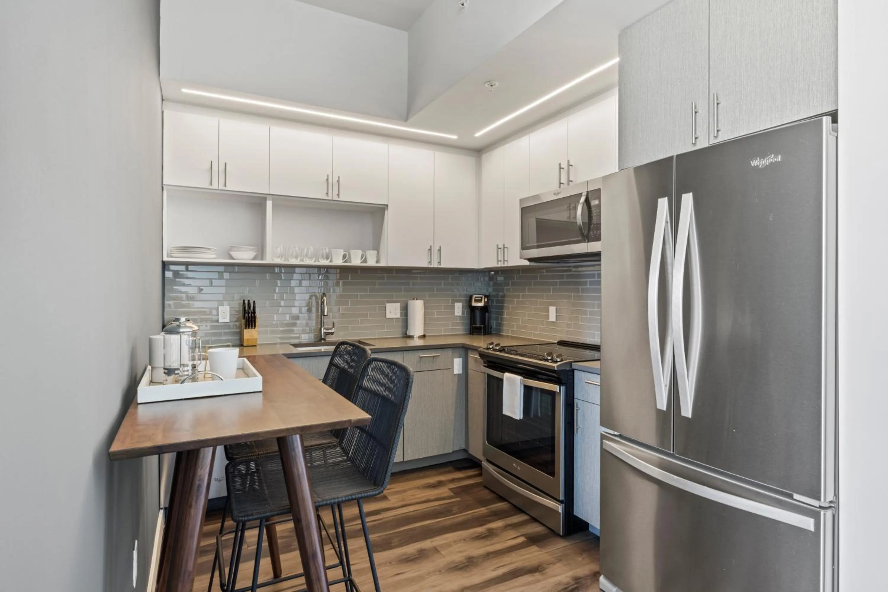 Kitchen or kitchenette in Placemakr Marymount Ballston