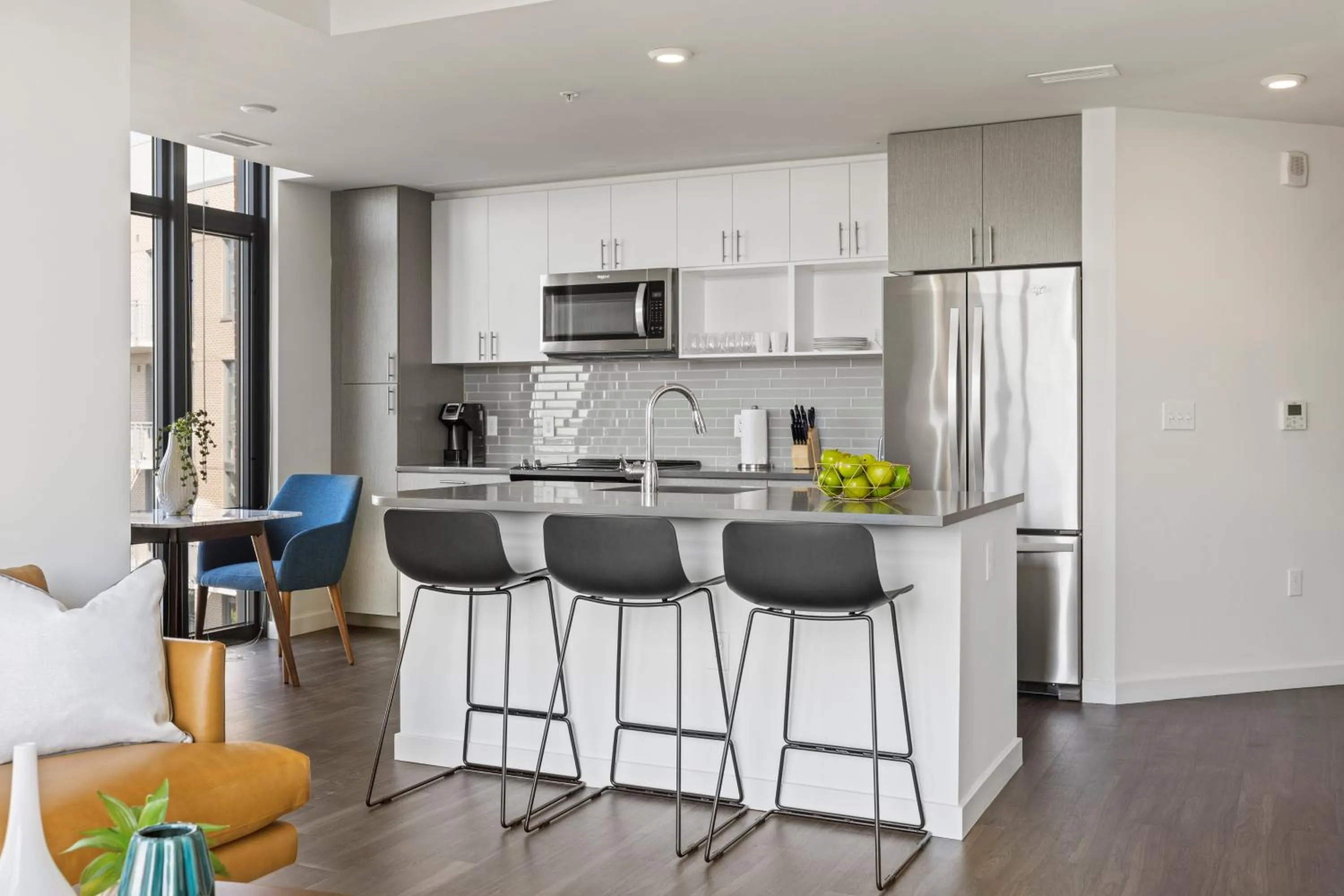 Dining area in Placemakr Marymount Ballston