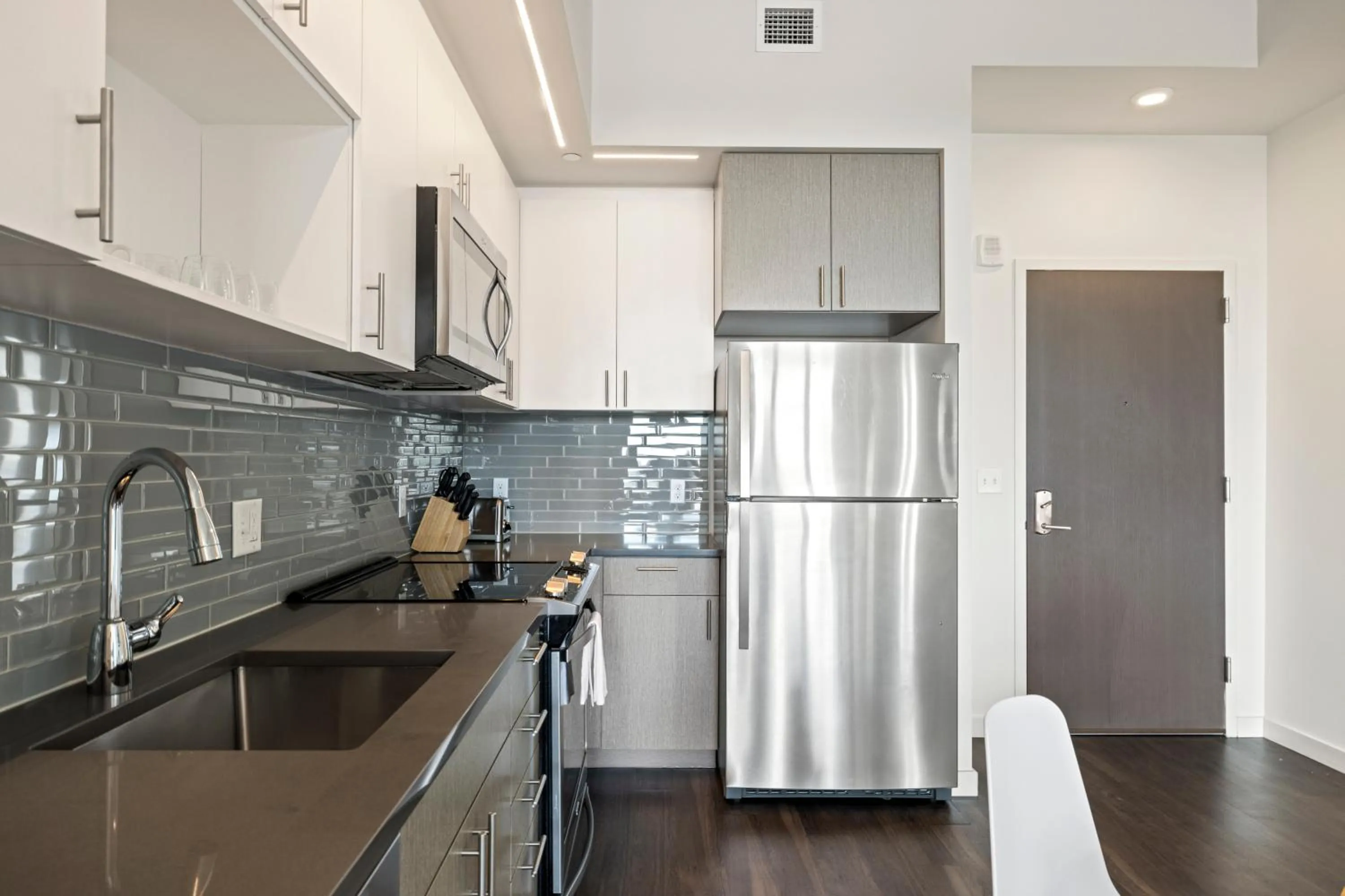 Kitchen or kitchenette in Placemakr Marymount Ballston