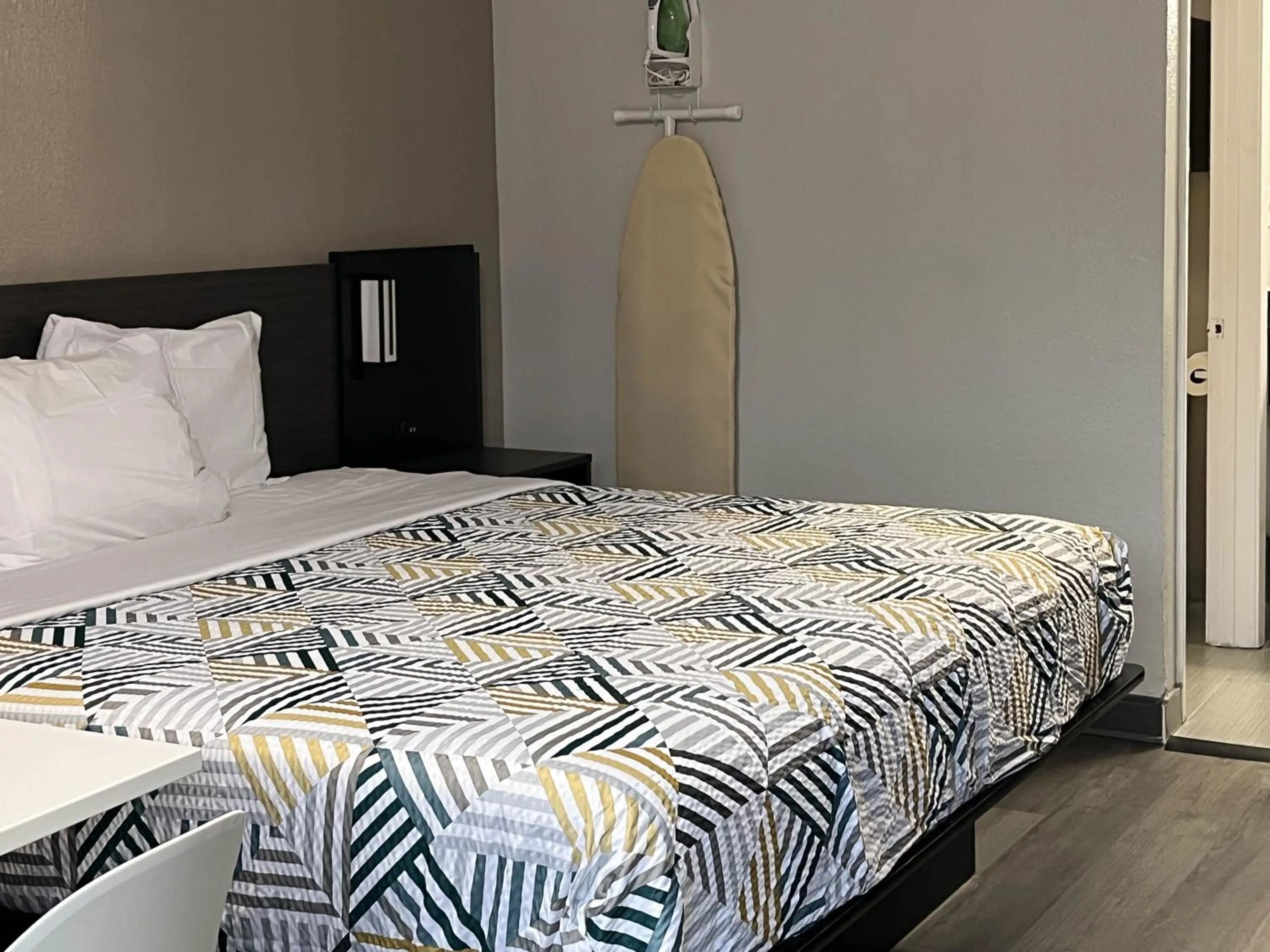 Bedroom, Bed in Studio 6 Bay Minette AL