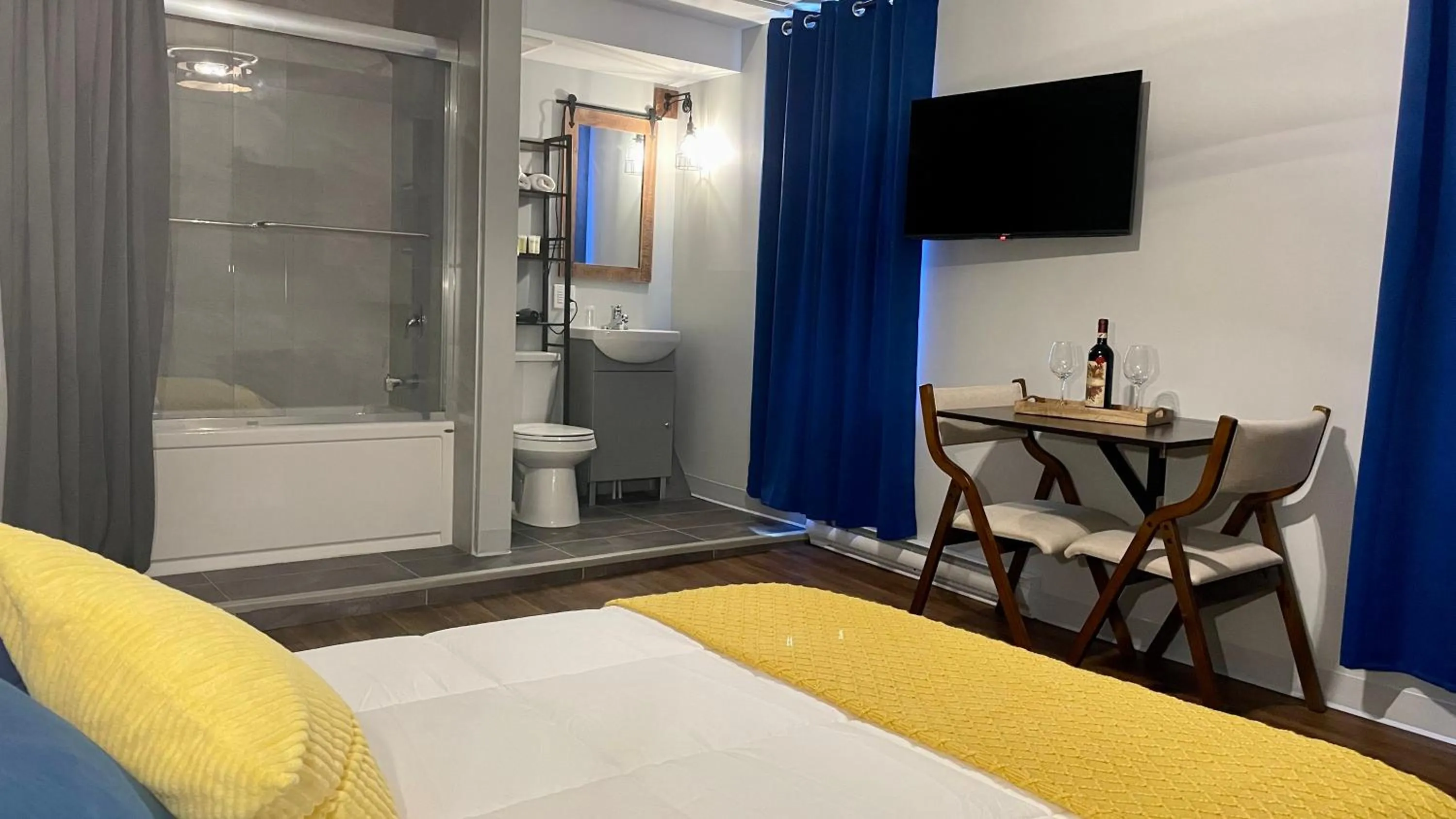 Toilet, Bed in Grand Central Hotel Richmond