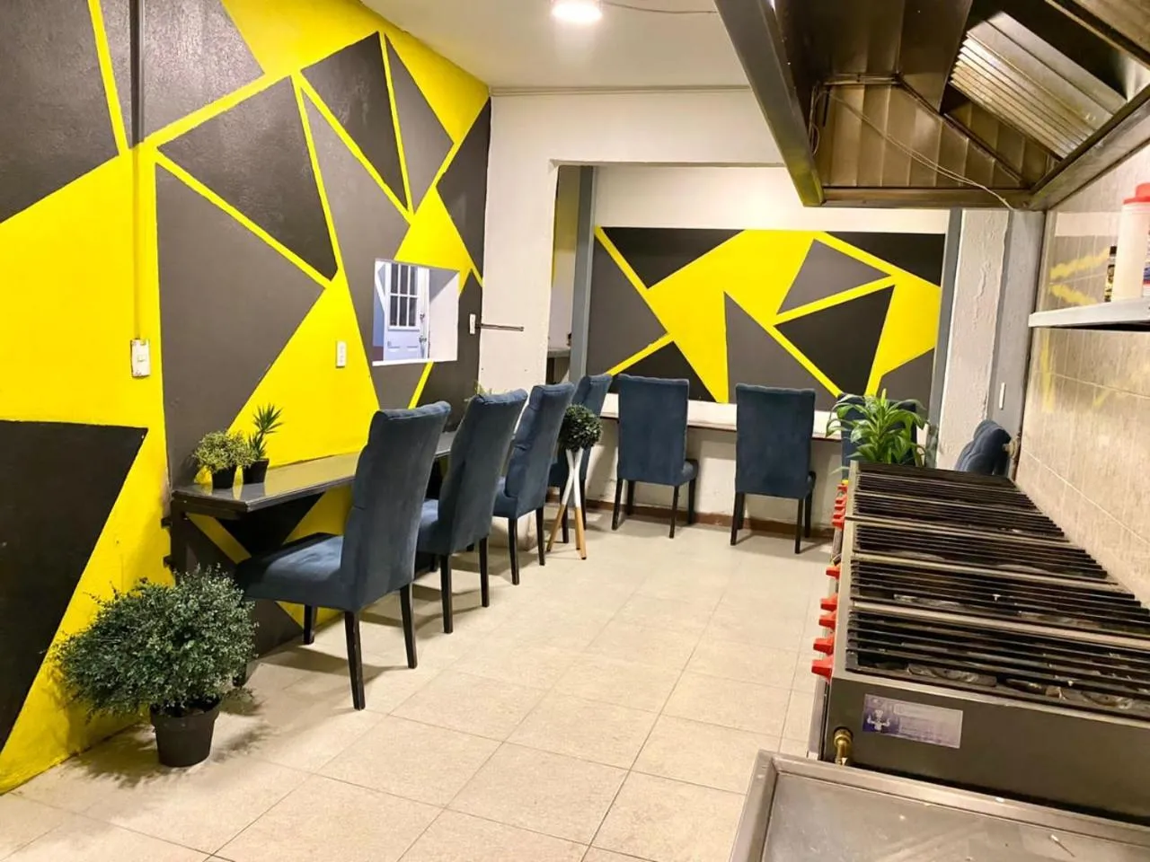 Communal kitchen in ROOMIES HOSTEL Parque México