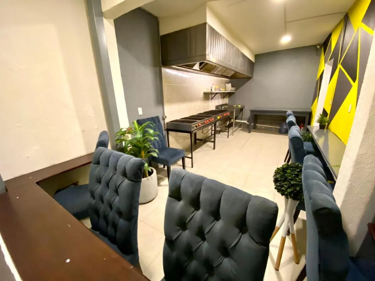 Communal kitchen in ROOMIES HOSTEL Parque México