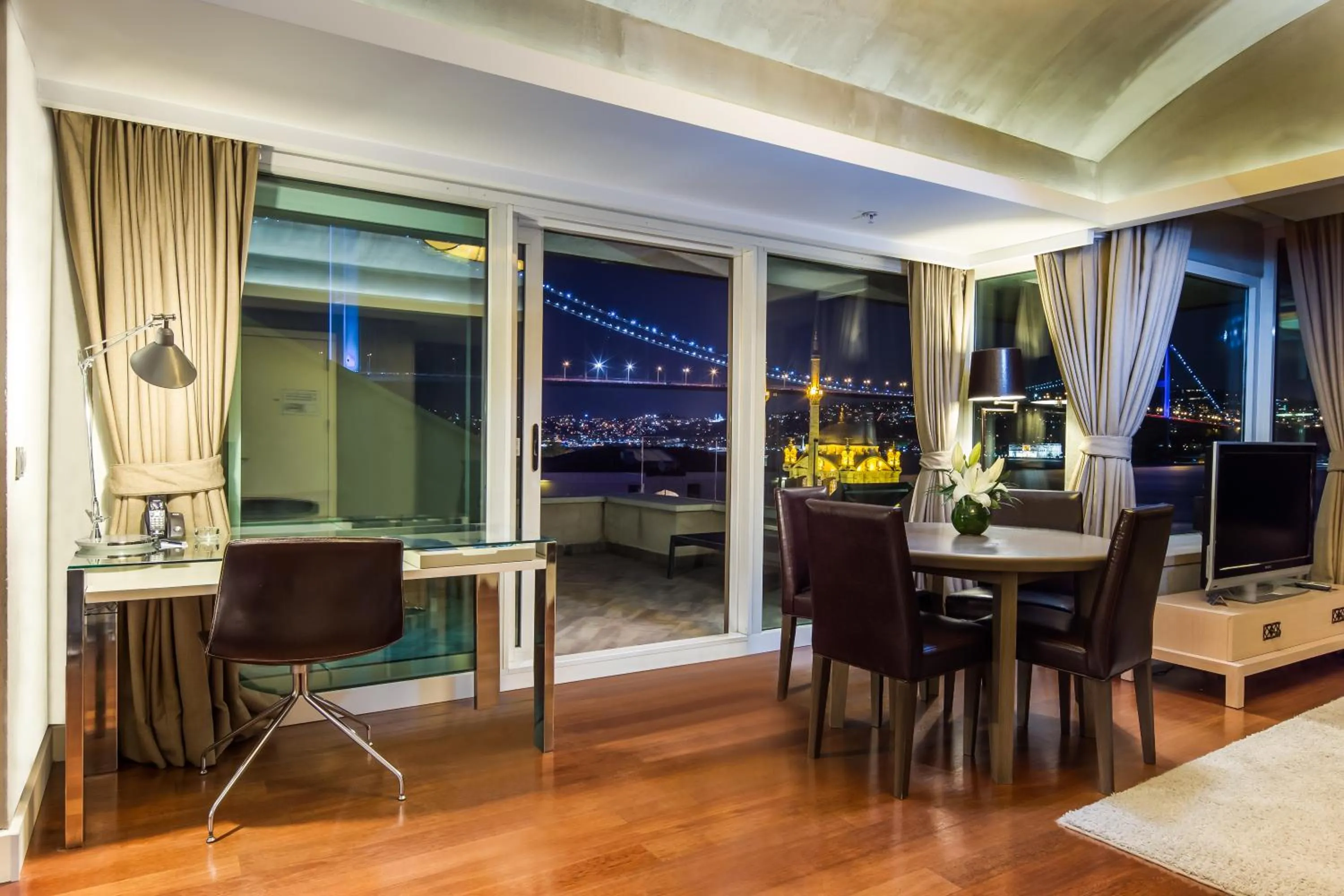 TV and multimedia in Radisson Blu Bosphorus Hotel