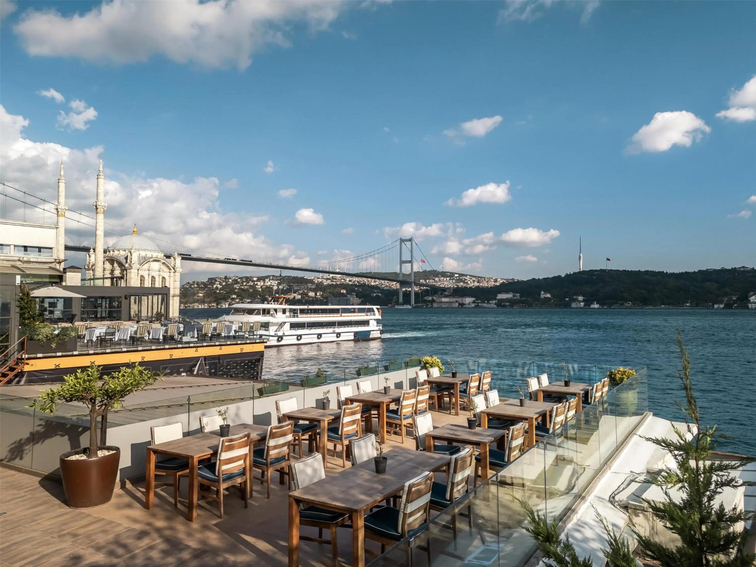 Lounge or bar in Radisson Blu Bosphorus Hotel