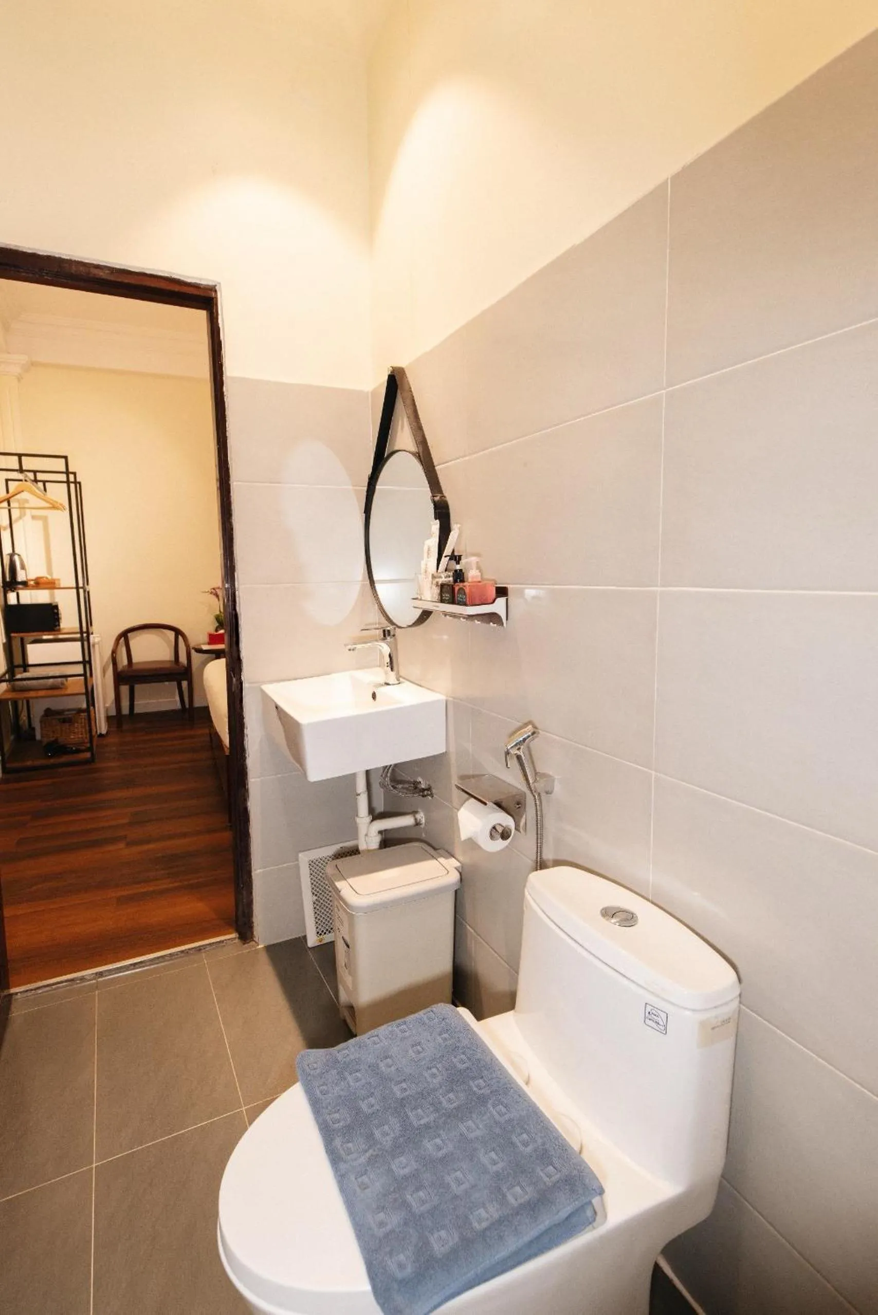 Toilet in 9 Hostel and Suites