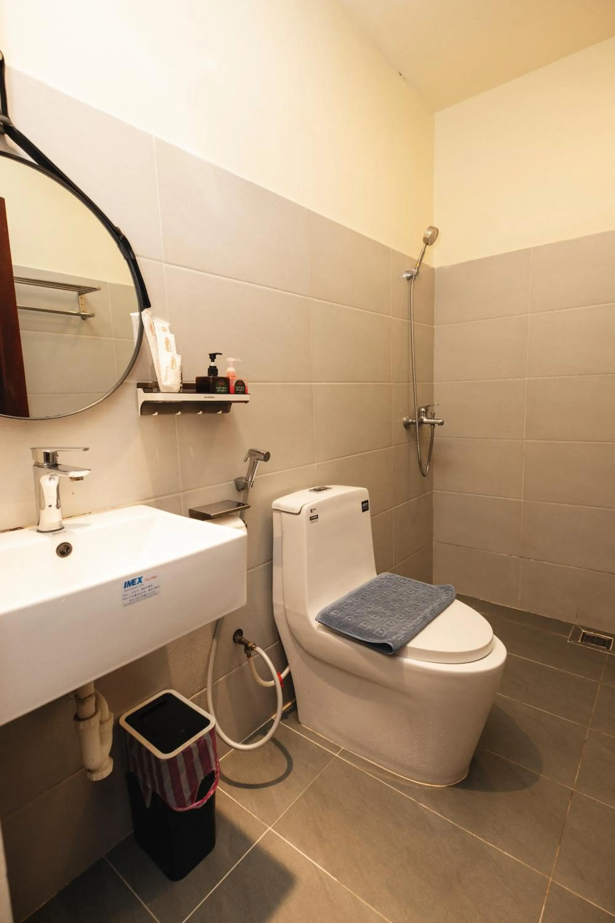 Toilet in 9 Hostel and Suites