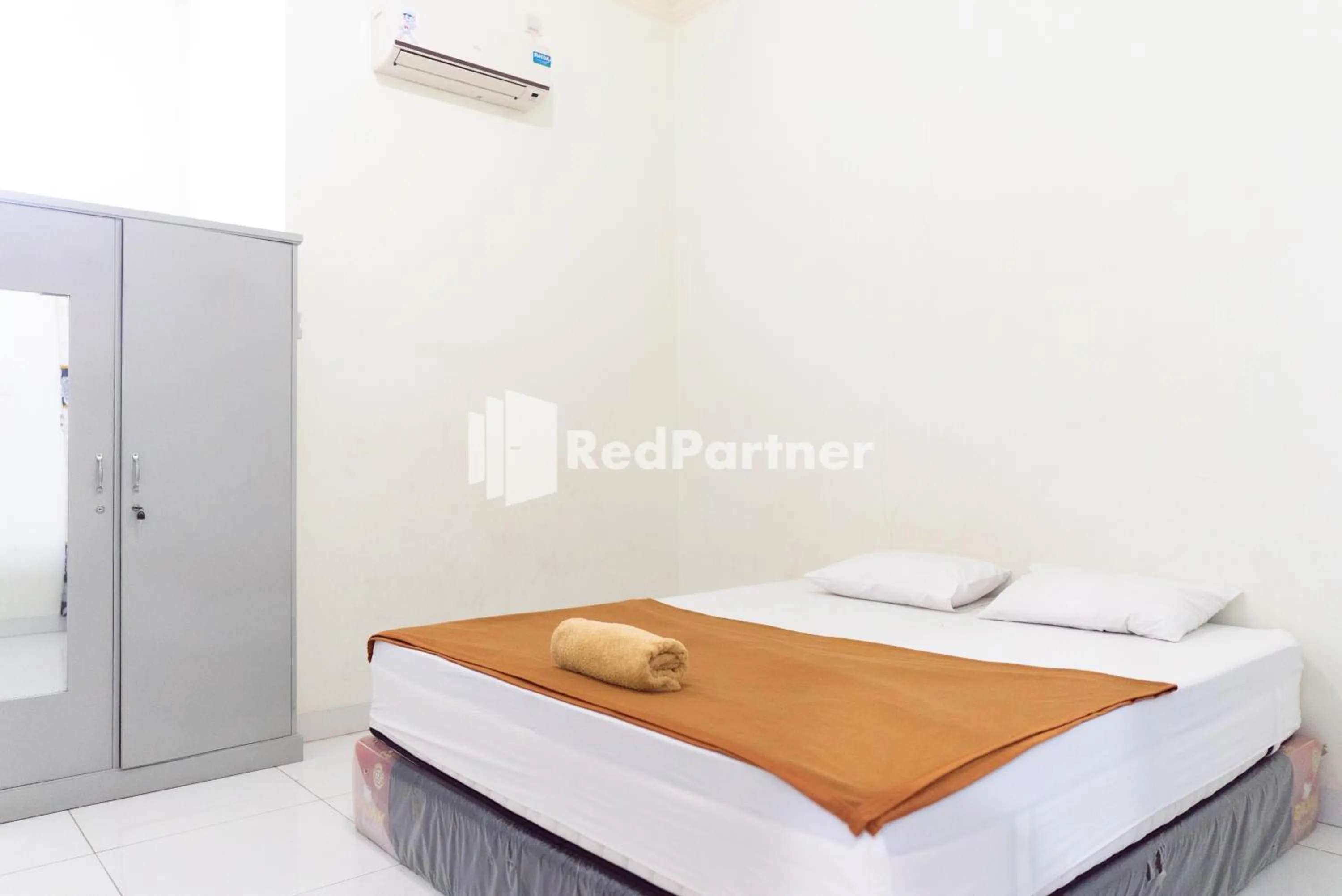 Bedroom, Bed in Wisma Aini Syariah Lampung Mitra RedDoorz