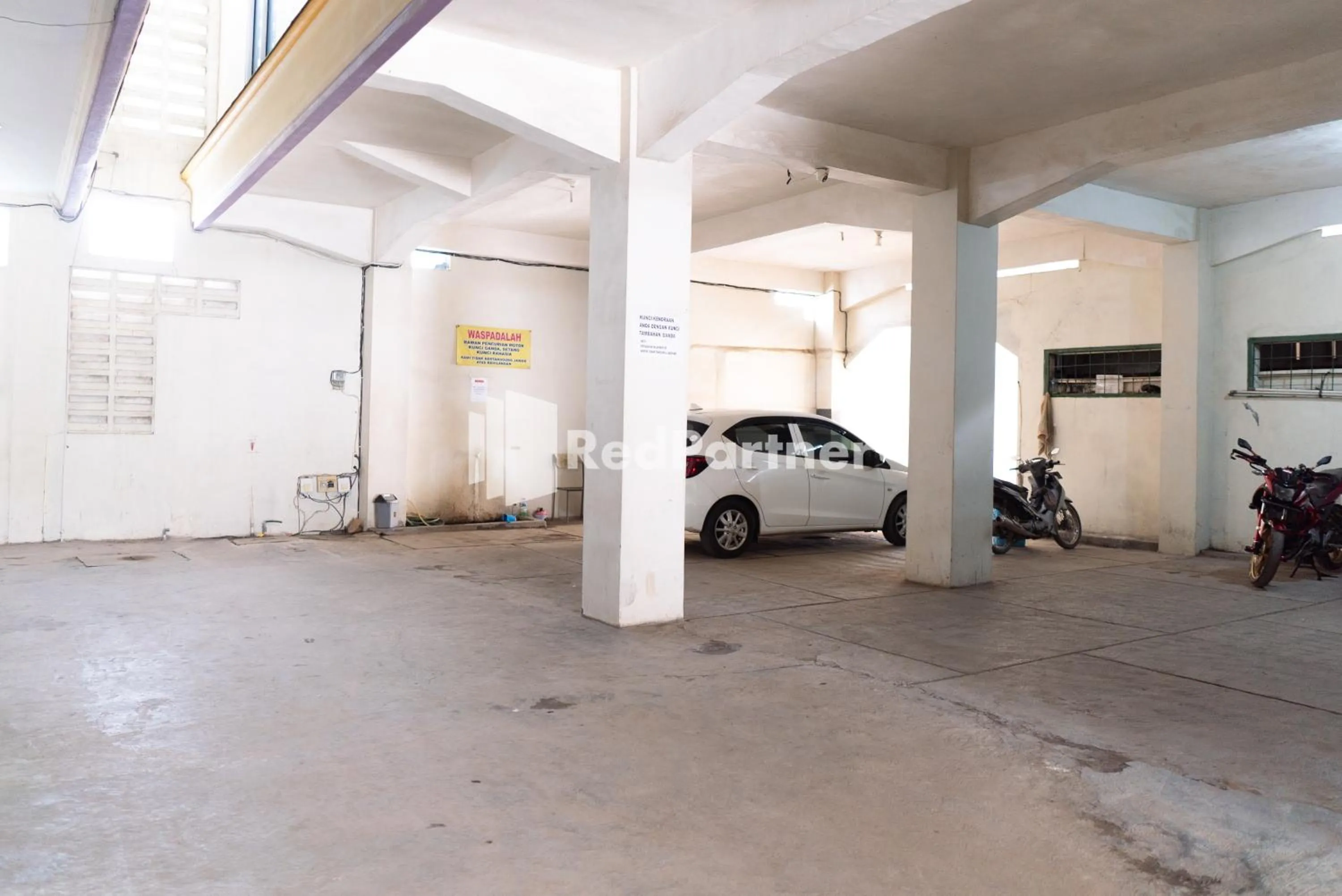 Parking in Wisma Aini Syariah Lampung Mitra RedDoorz