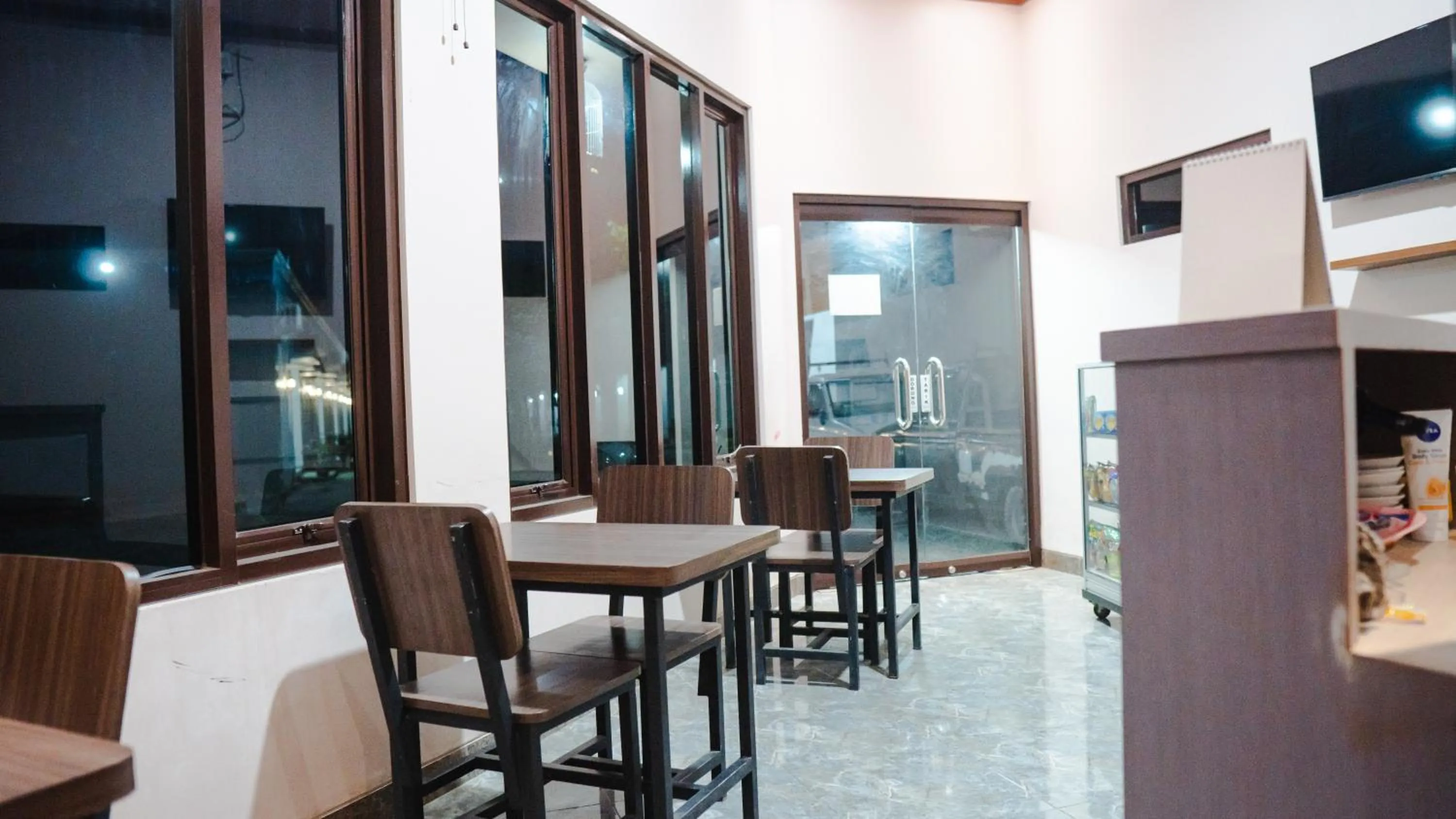 Restaurant/places to eat in Sitiinggil Guest House Syariah