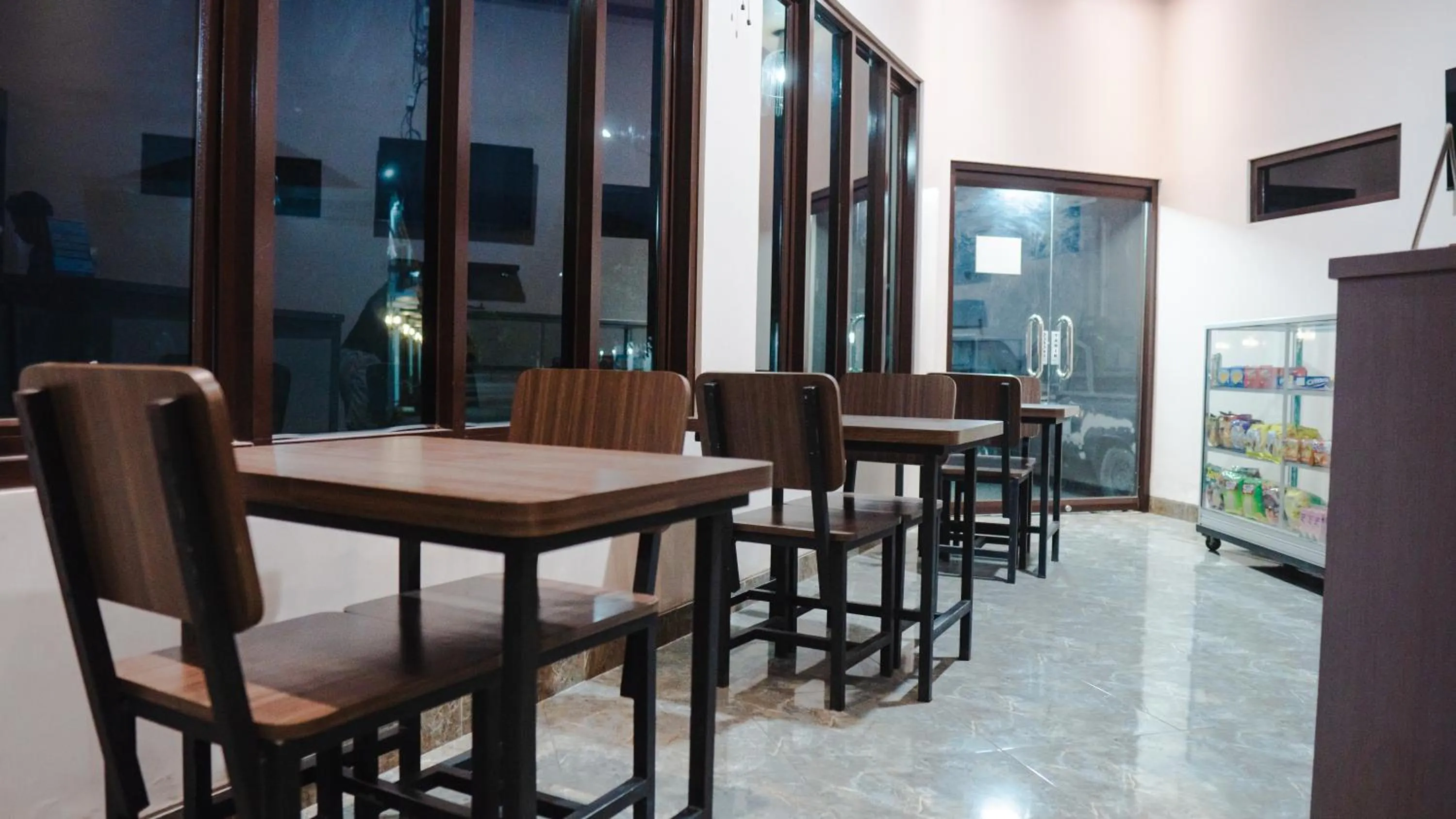 Restaurant/places to eat in Sitiinggil Guest House Syariah