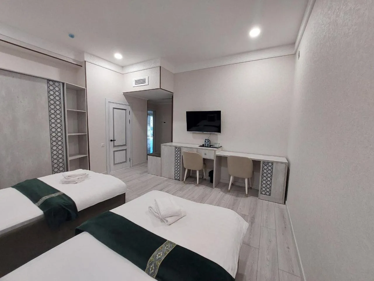 Photo of the whole room in Asian Plaza