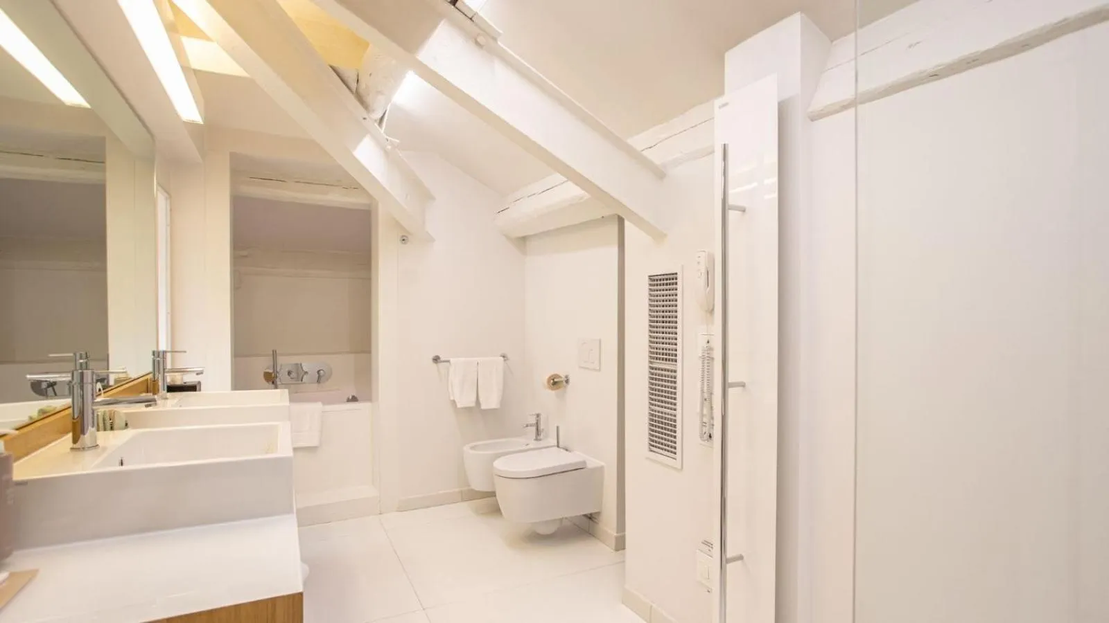 Shower in I Portici Hotel Bologna