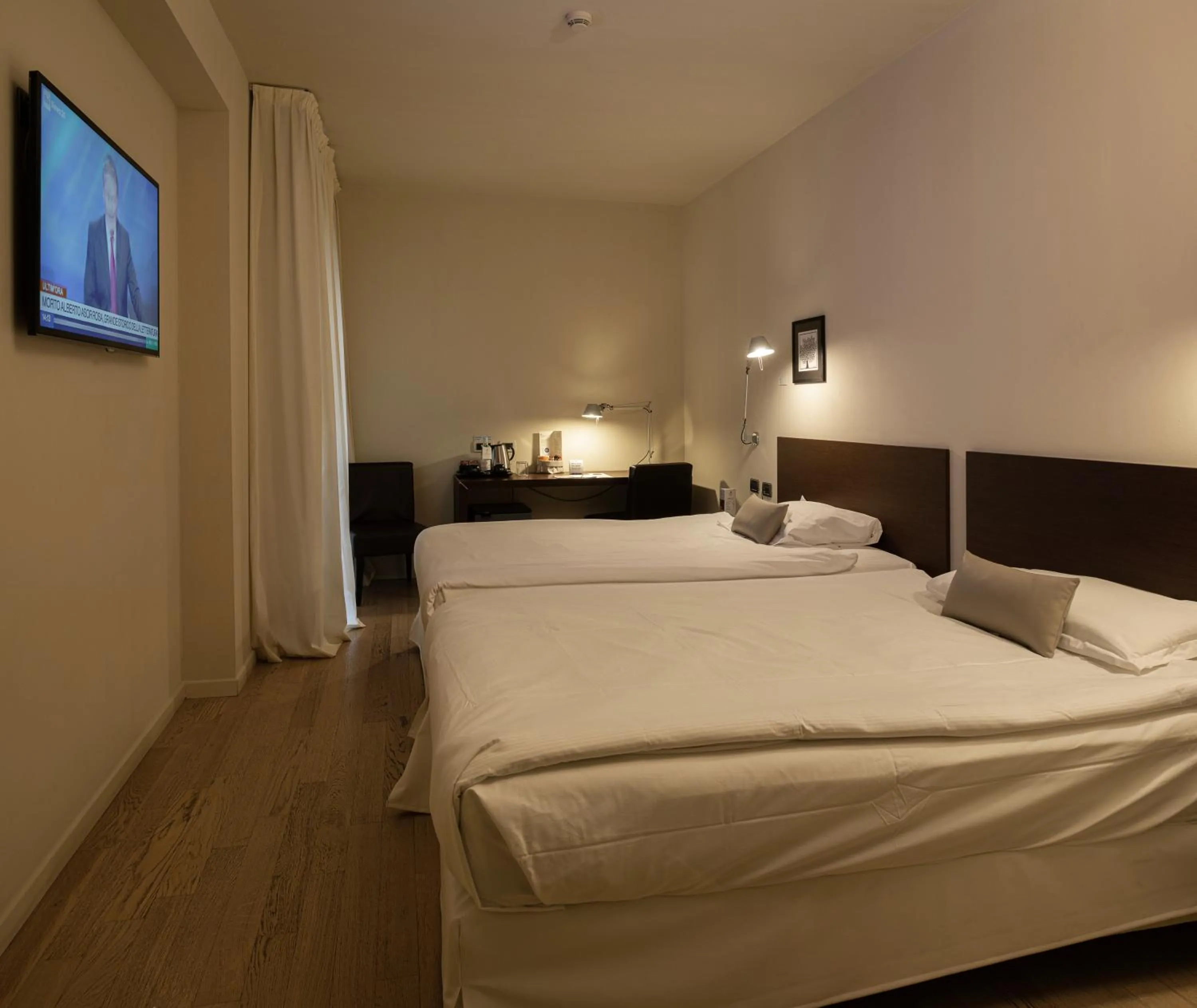 TV and multimedia, Bed in I Portici Hotel Bologna