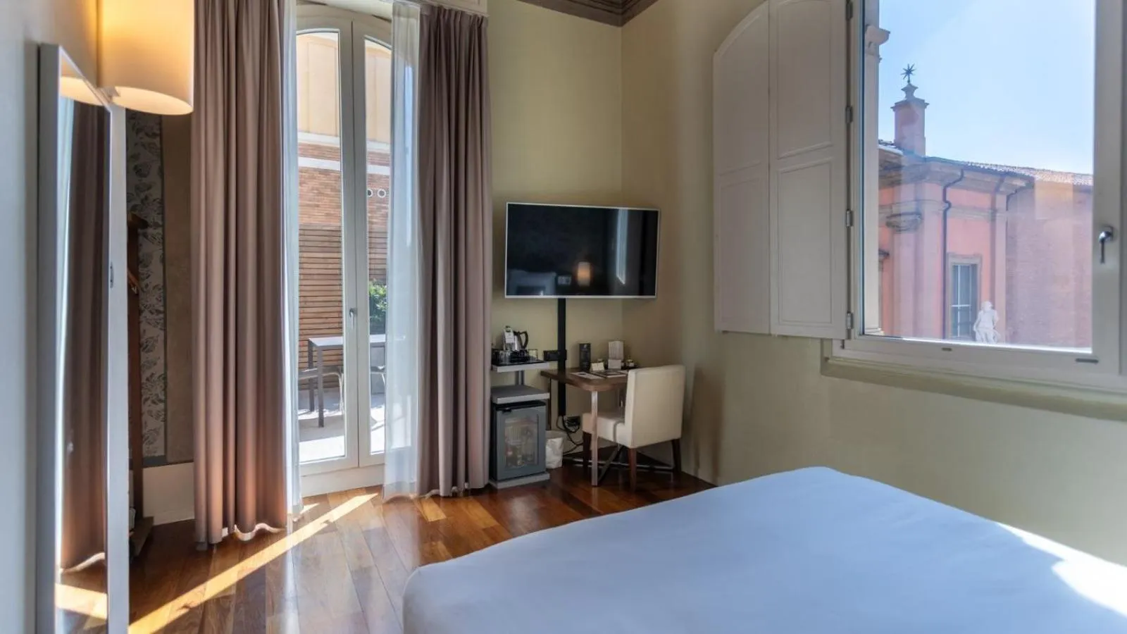 Balcony/Terrace, Bed in I Portici Hotel Bologna