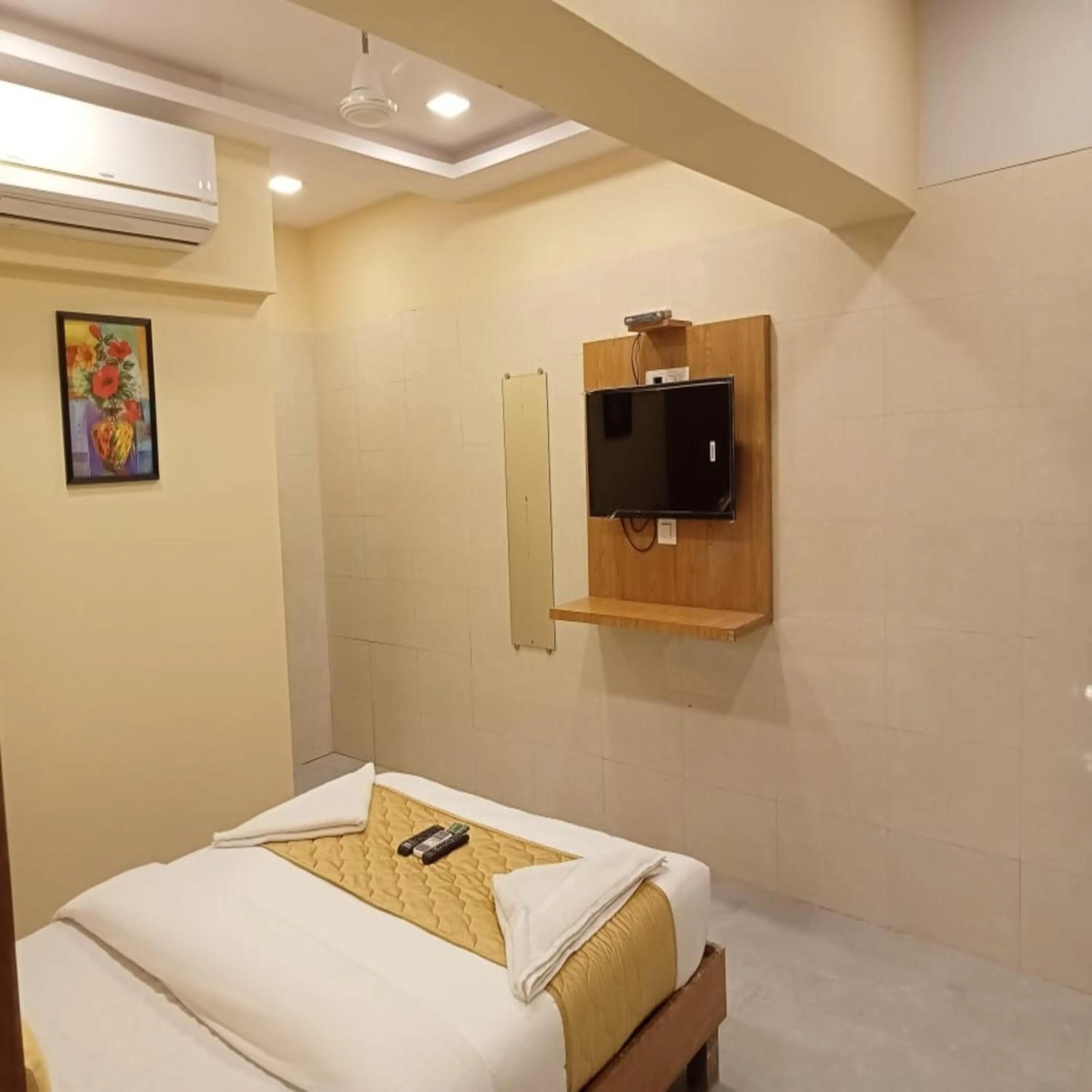 Bed in Hotel New Sarah Inn, Andheri West