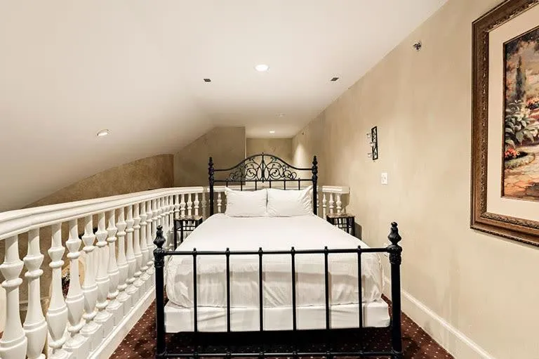 Bed in Chateau Avalon