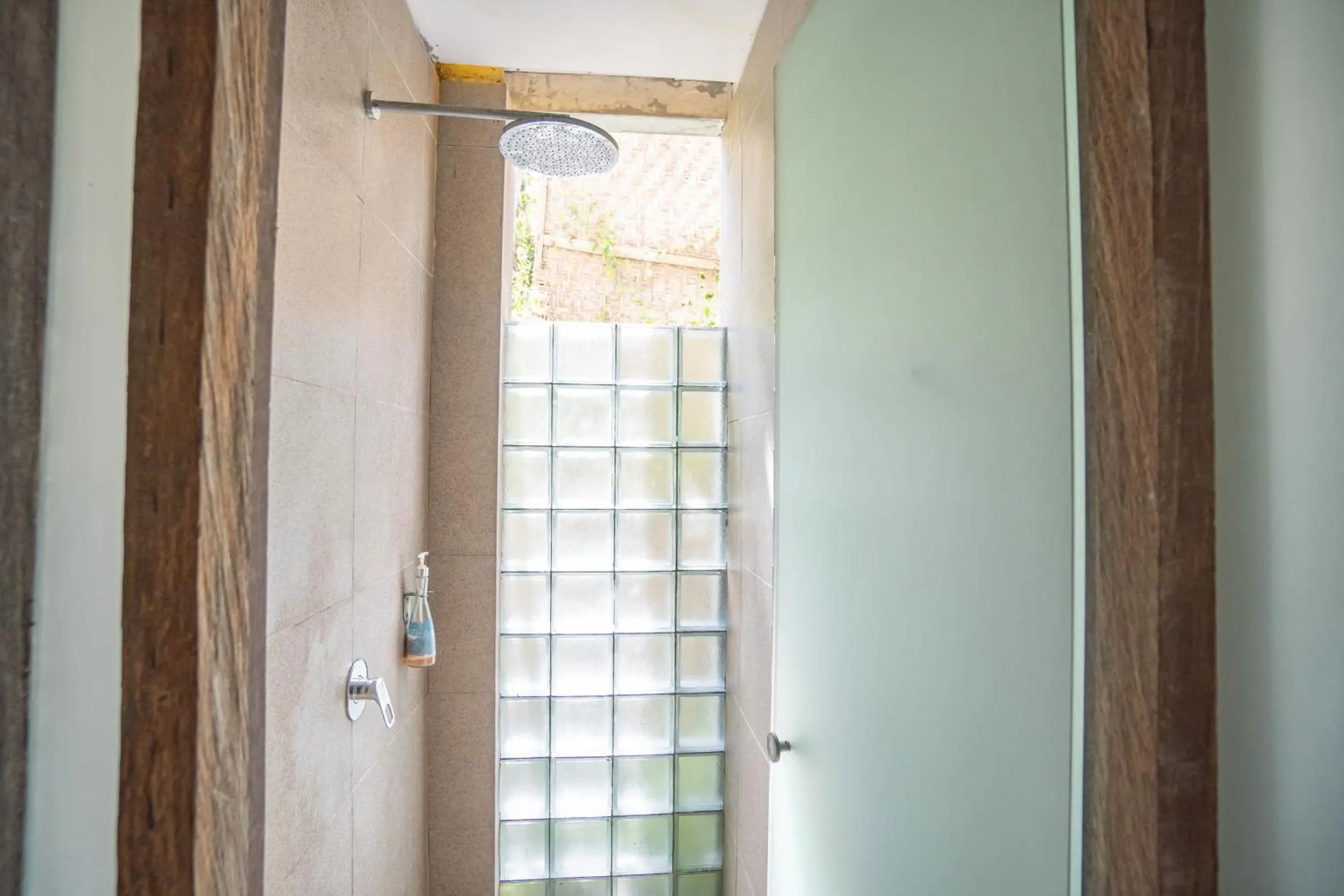 Shower in Bong Hostel Nusa Lembongan by Bukit Vista