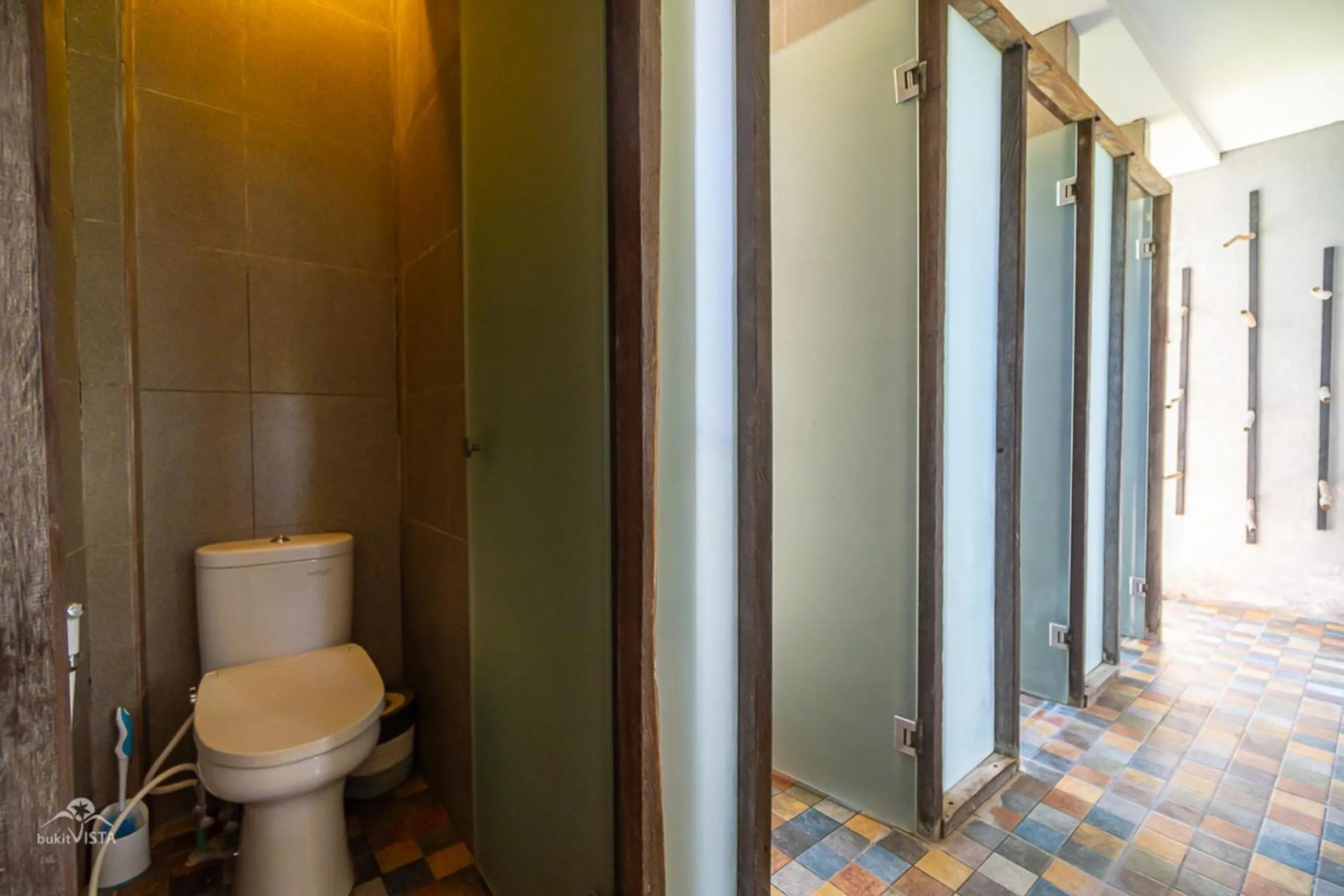 Bathroom in Bong Hostel Nusa Lembongan by Bukit Vista