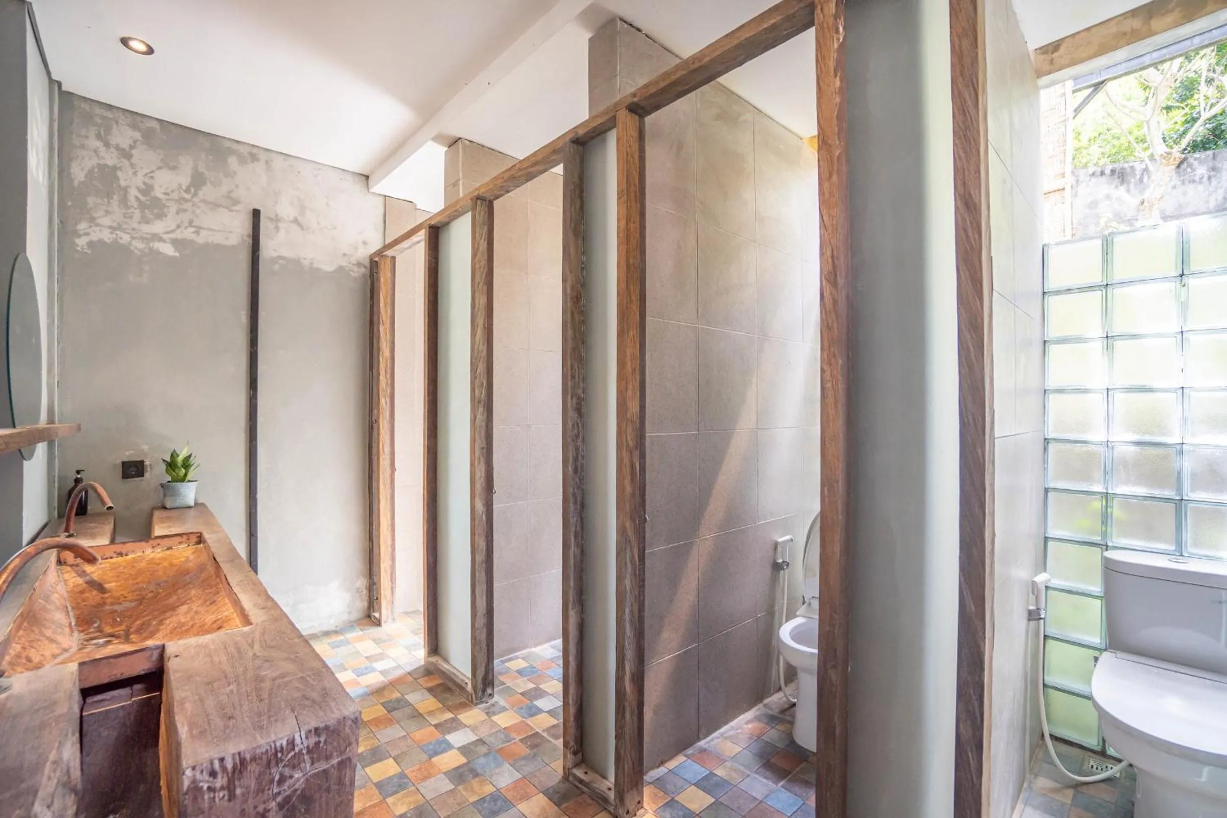 Bathroom in Bong Hostel Nusa Lembongan by Bukit Vista