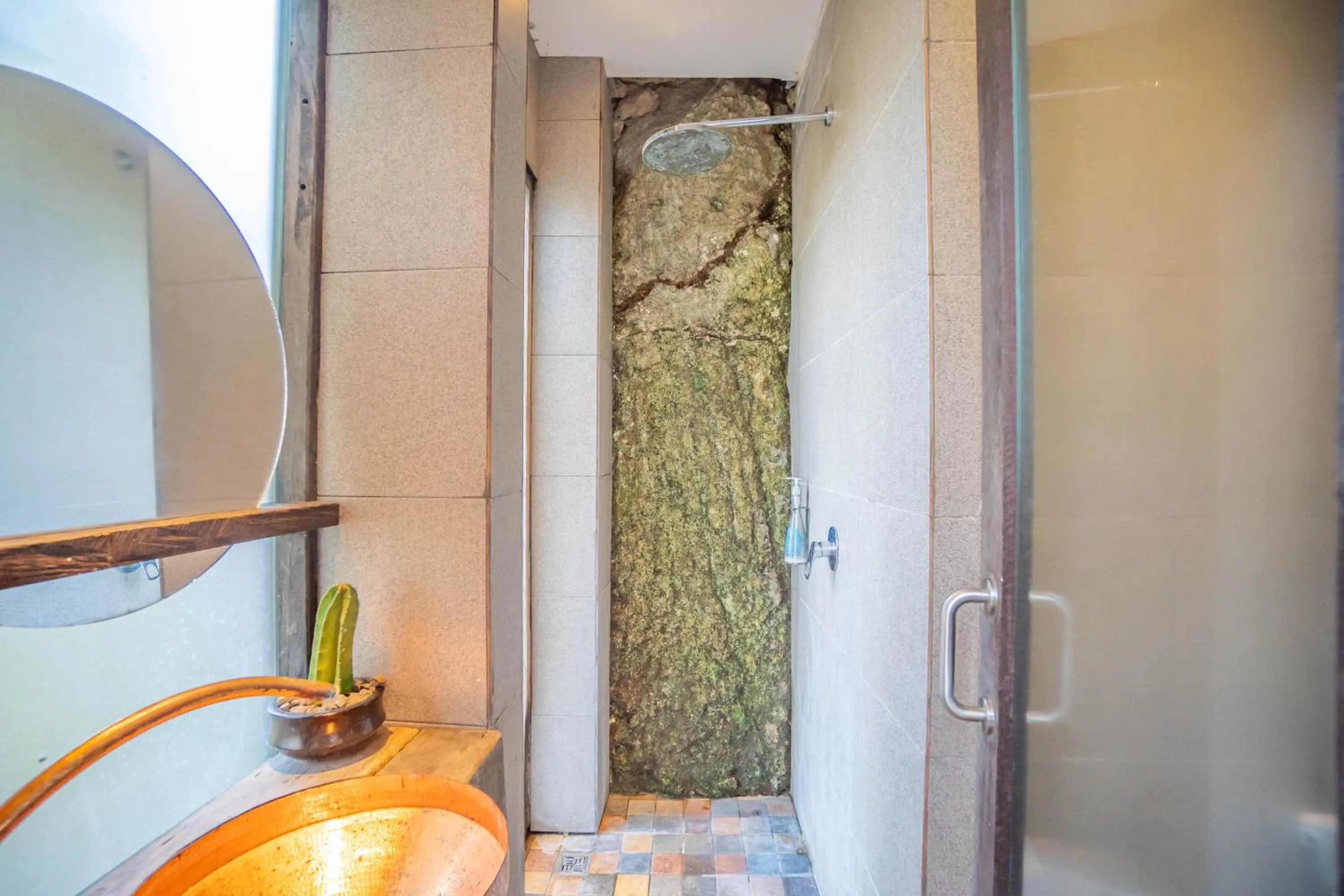 Shower in Bong Hostel Nusa Lembongan by Bukit Vista