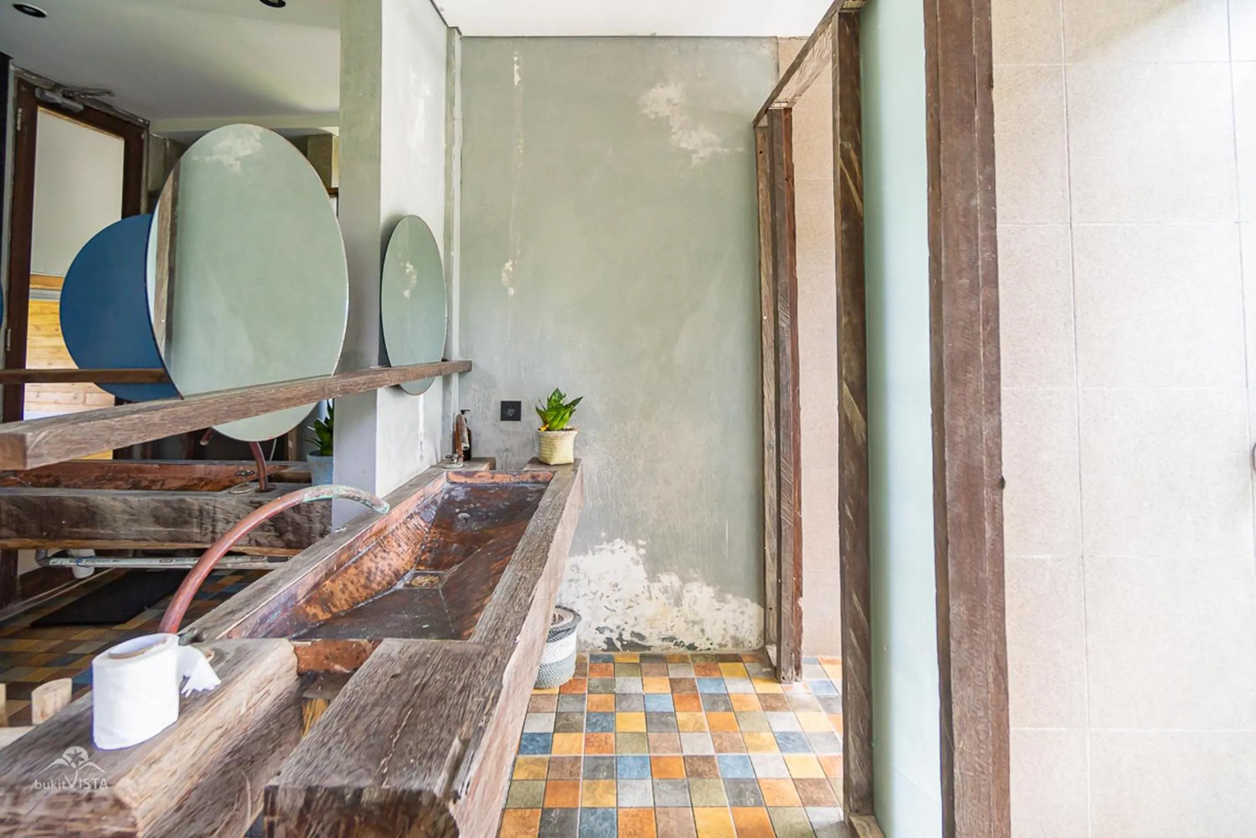 Bathroom in Bong Hostel Nusa Lembongan by Bukit Vista